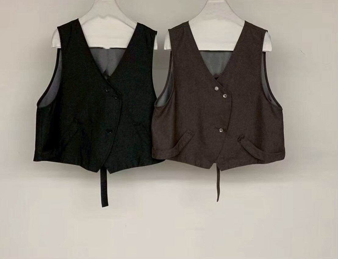 060232 短版設計感馬甲 - 棕