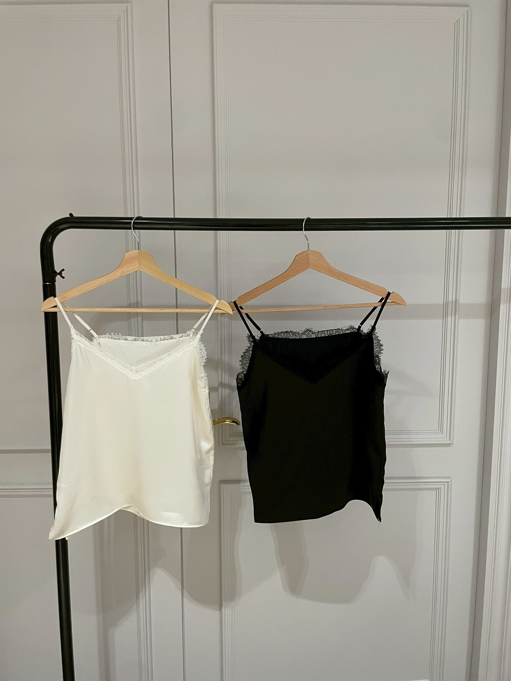 🇰🇷#AM54 蕾絲滾邊緞面背心（黑/白）