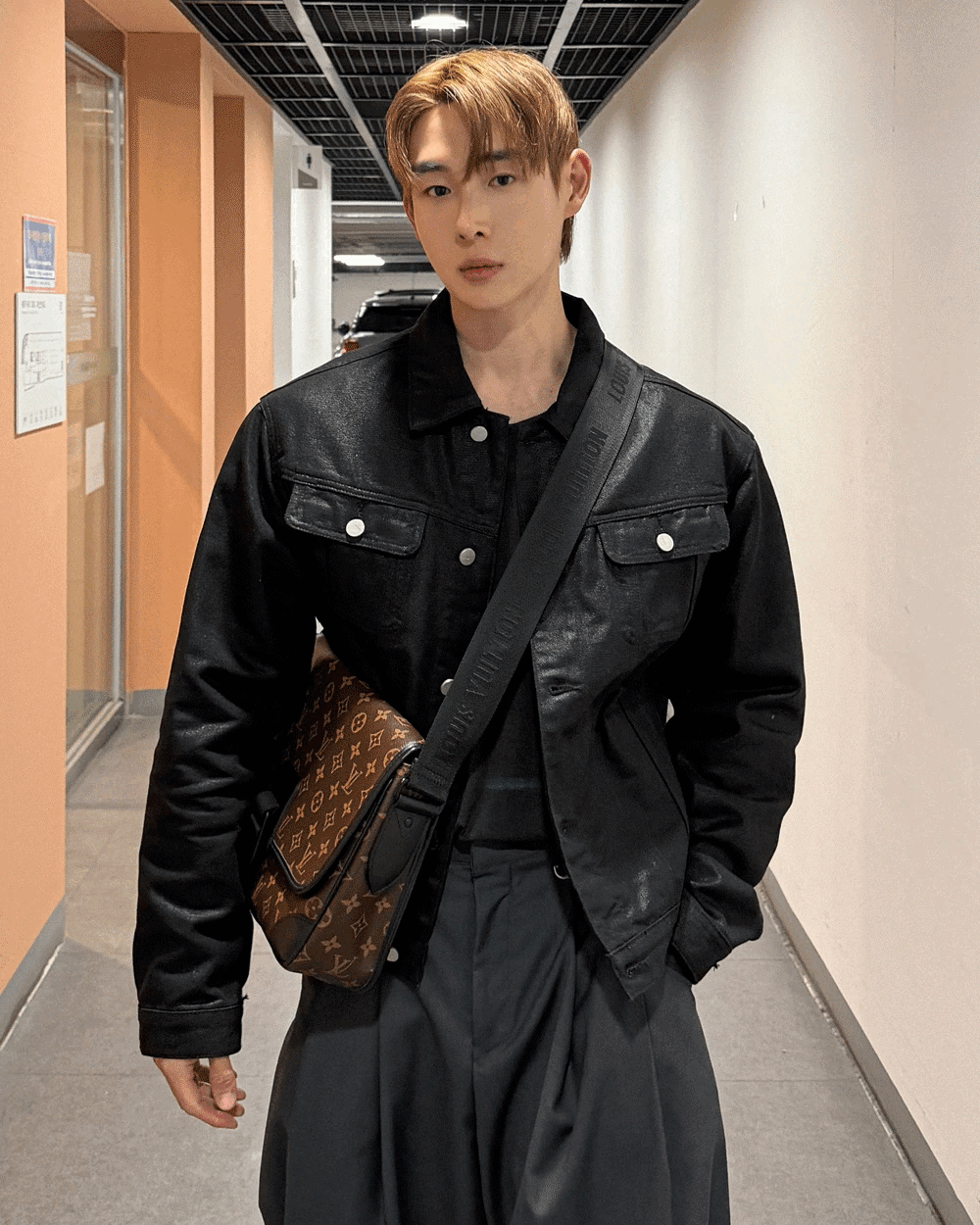 黑色塗層牛仔夾克