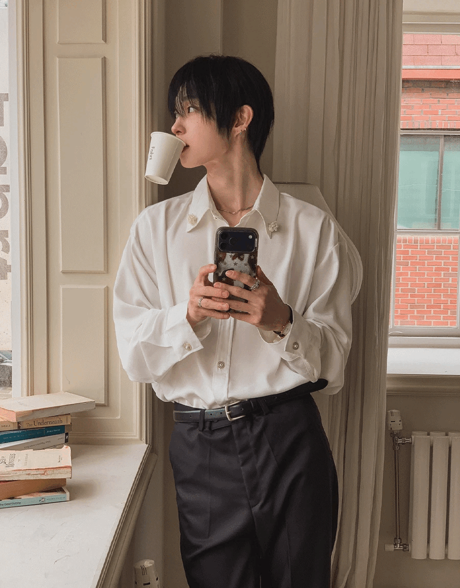 珍珠胸針緞面襯衫