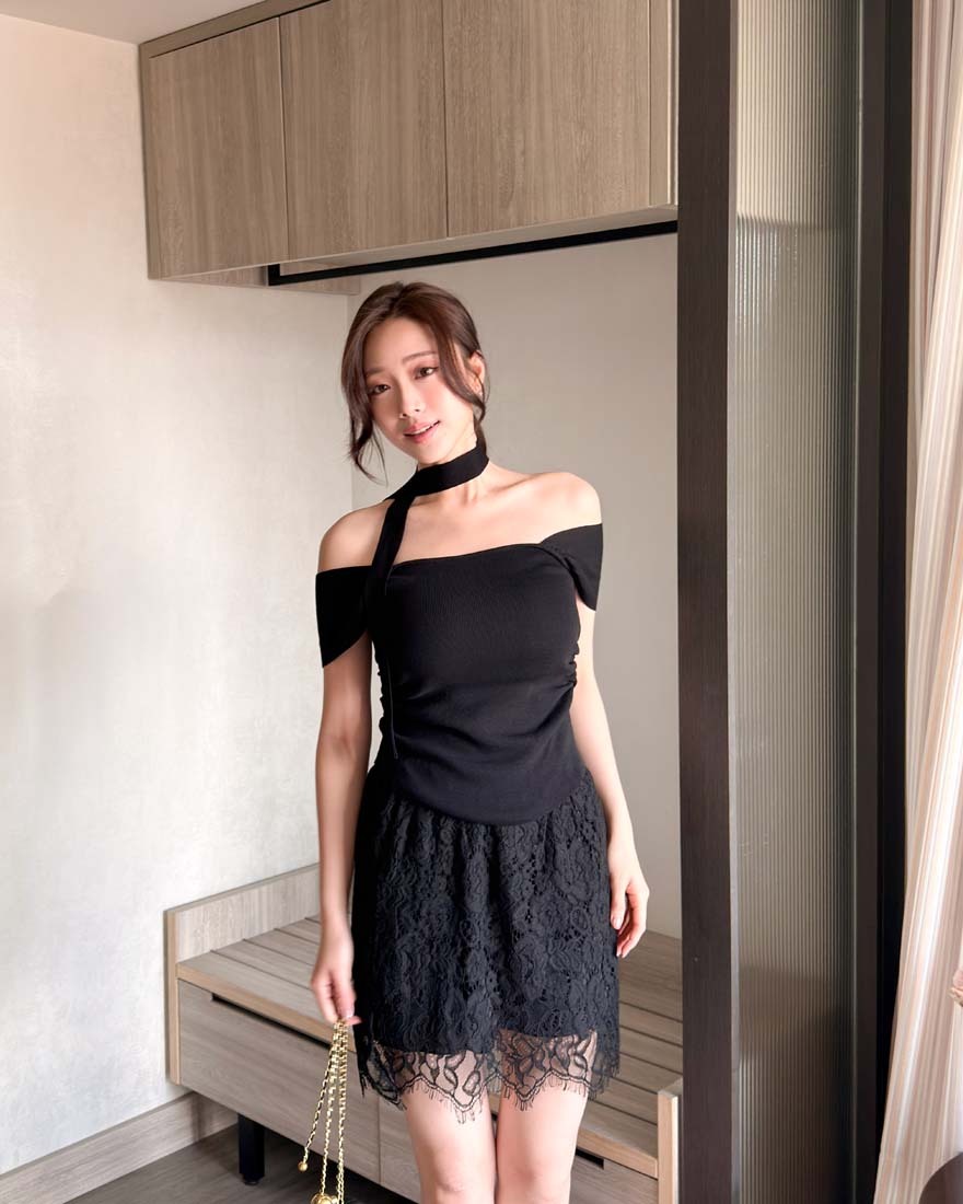 LINA LINA柔美時分純色側抓皺上衣附繞帶-高貴黑