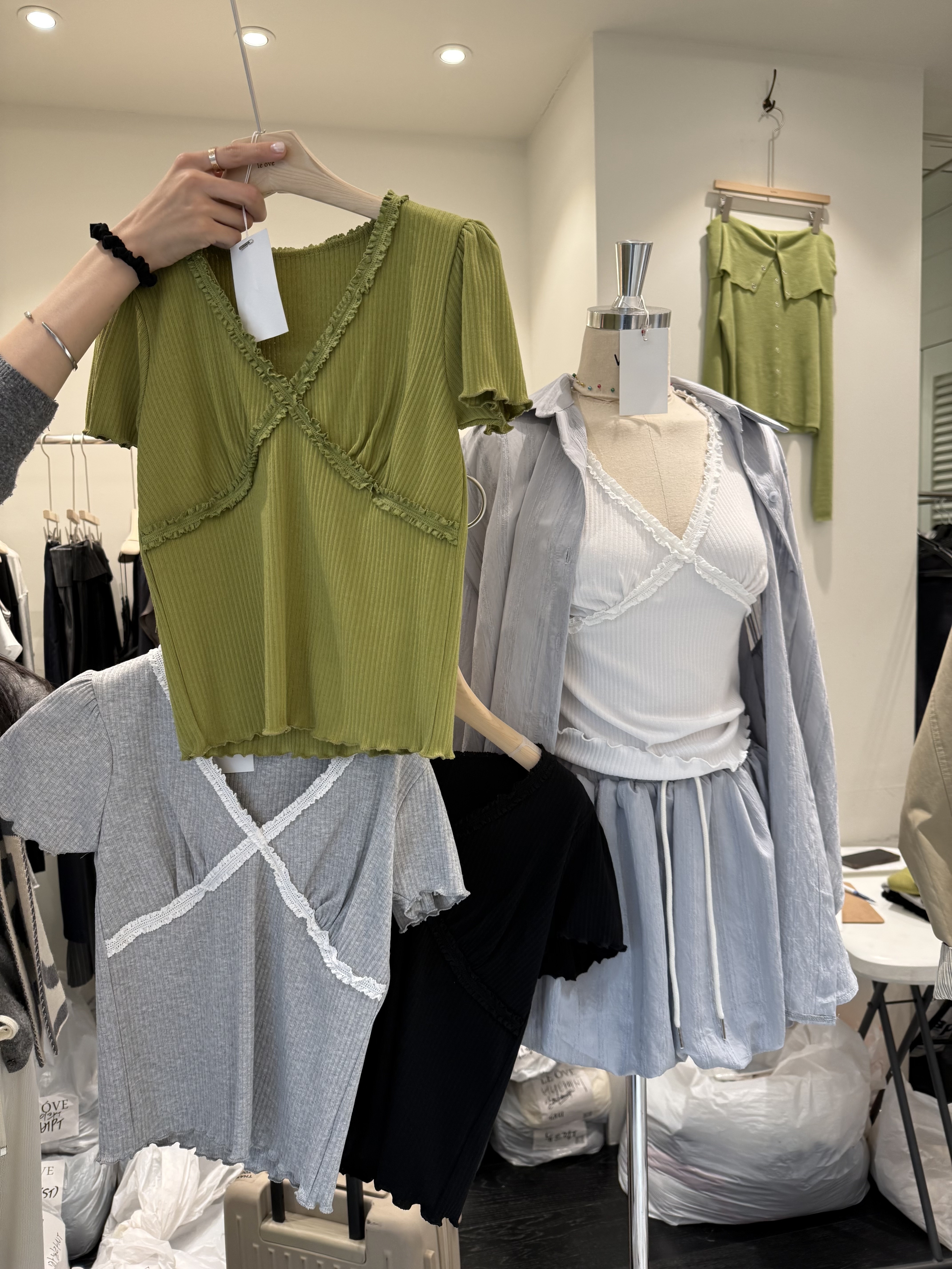 韓國連線 木耳邊交叉v領上衣