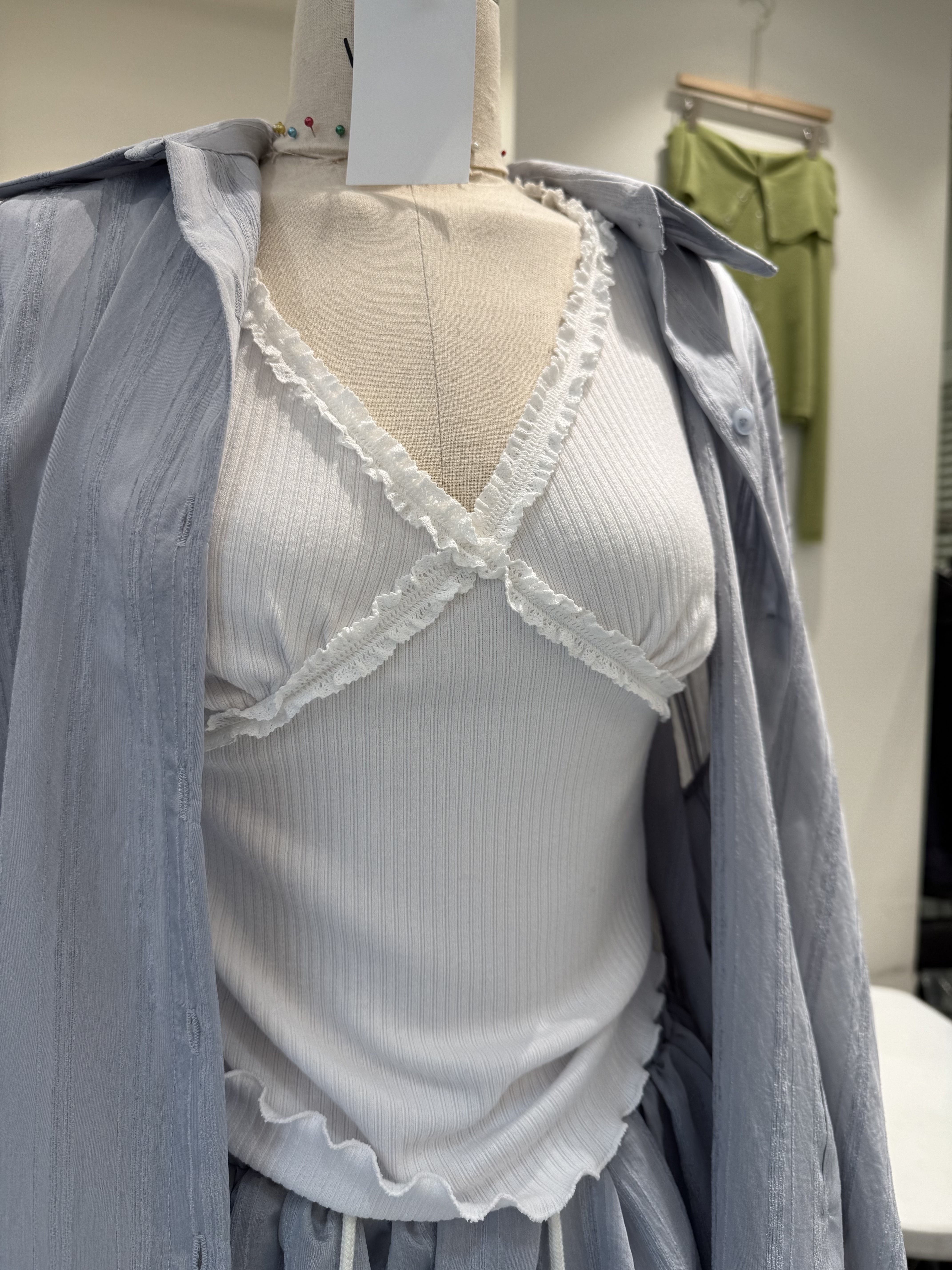 韓國連線 木耳邊交叉v領上衣