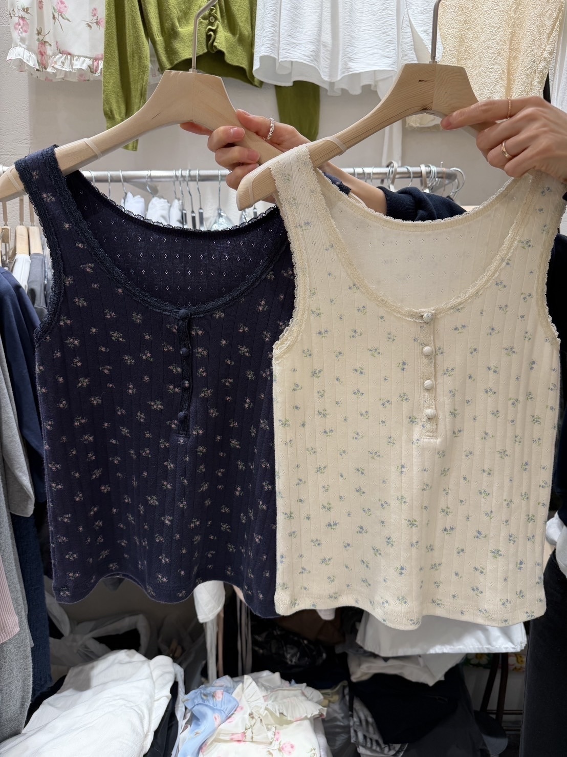 韓國連線 蕾絲滾邊碎花背心