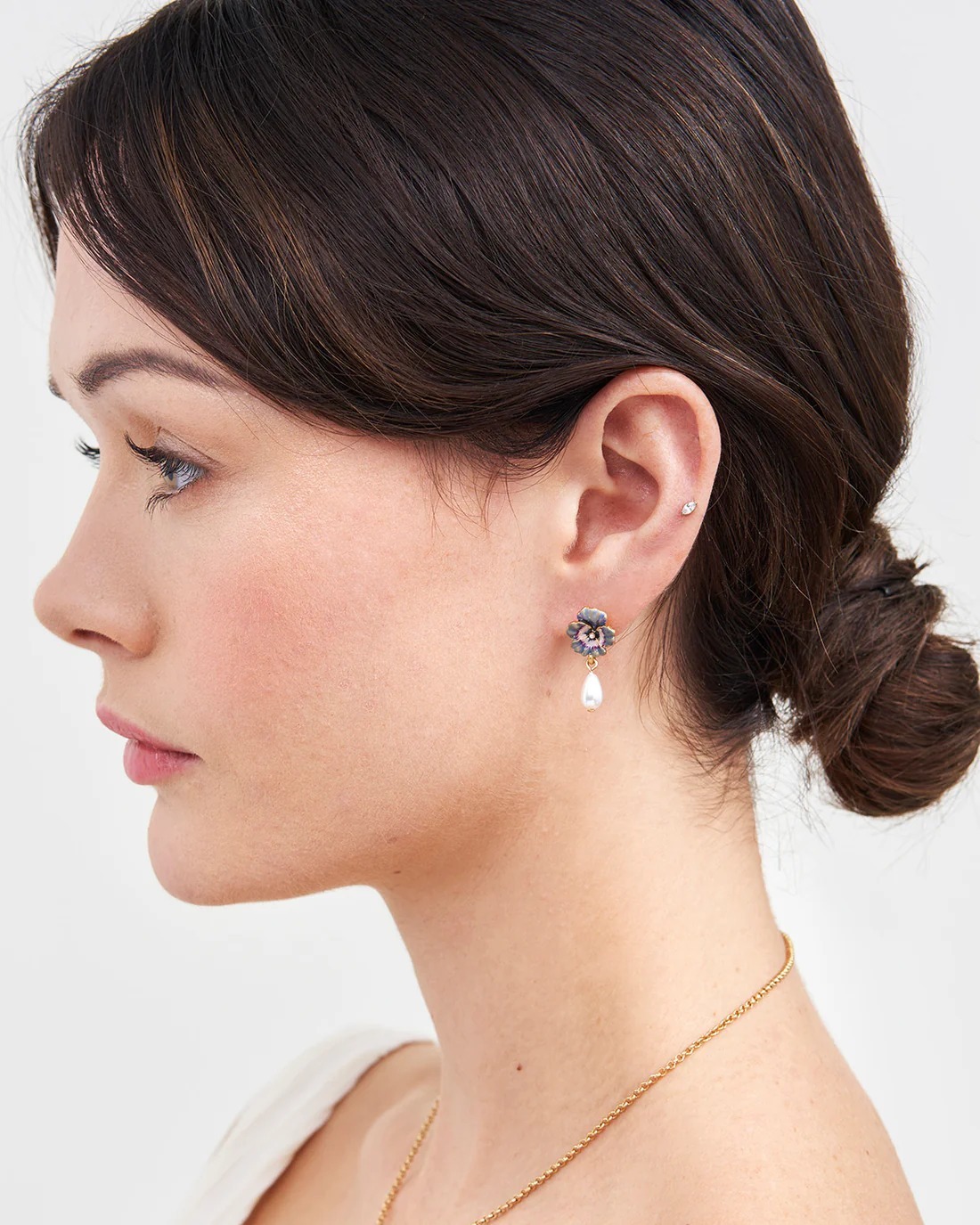 英國代購-FABLE ENGLAND Gold Pansy & Pearl Drop Stud Earrings