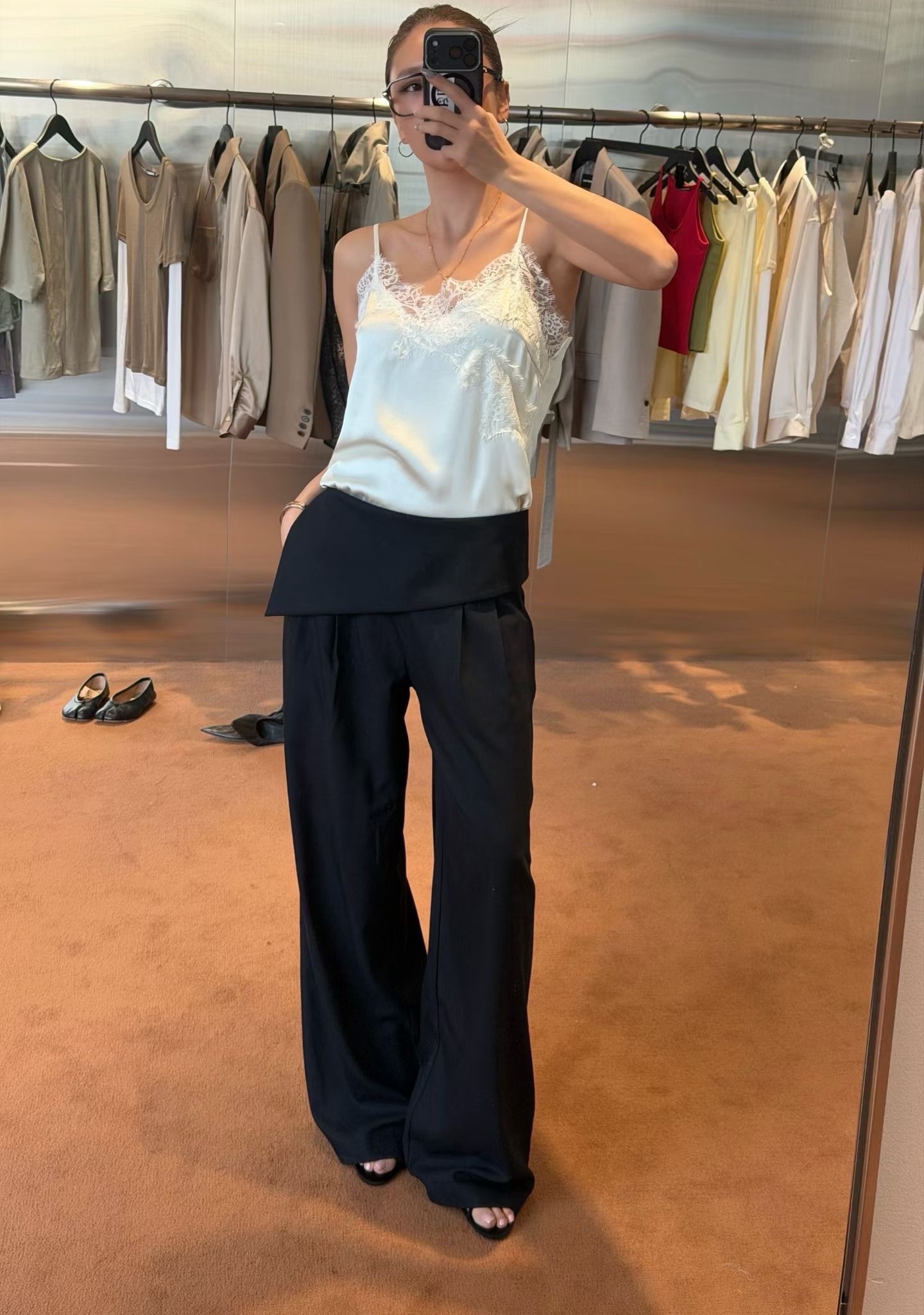 Reverse straight-cut trousers