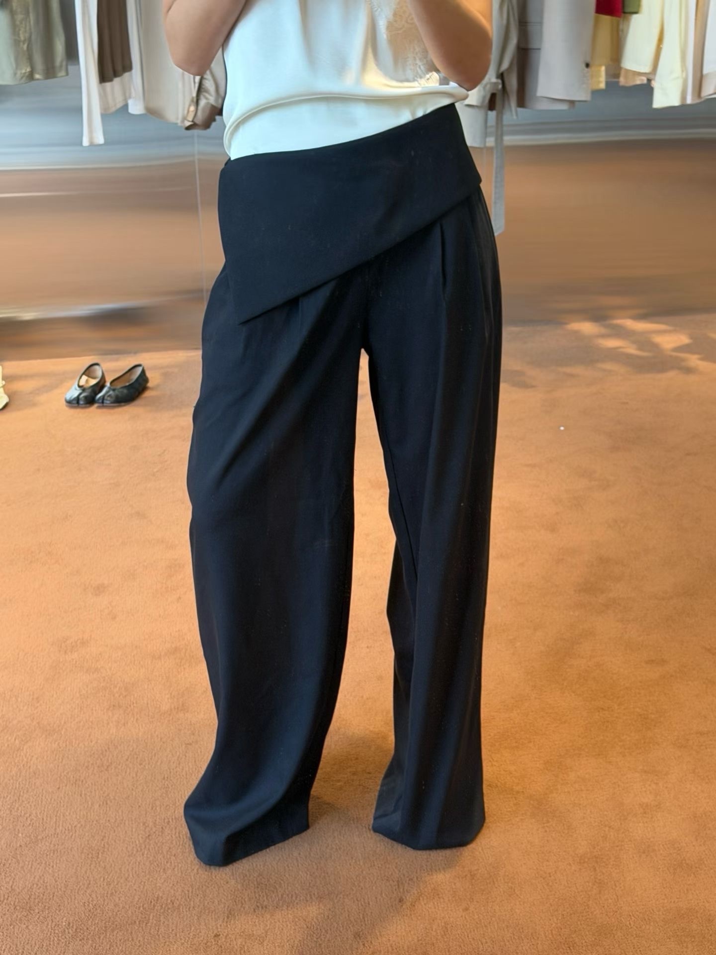 Reverse straight-cut trousers