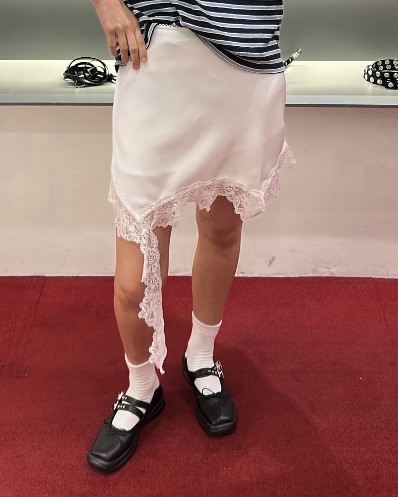 Lace trim mini skirt