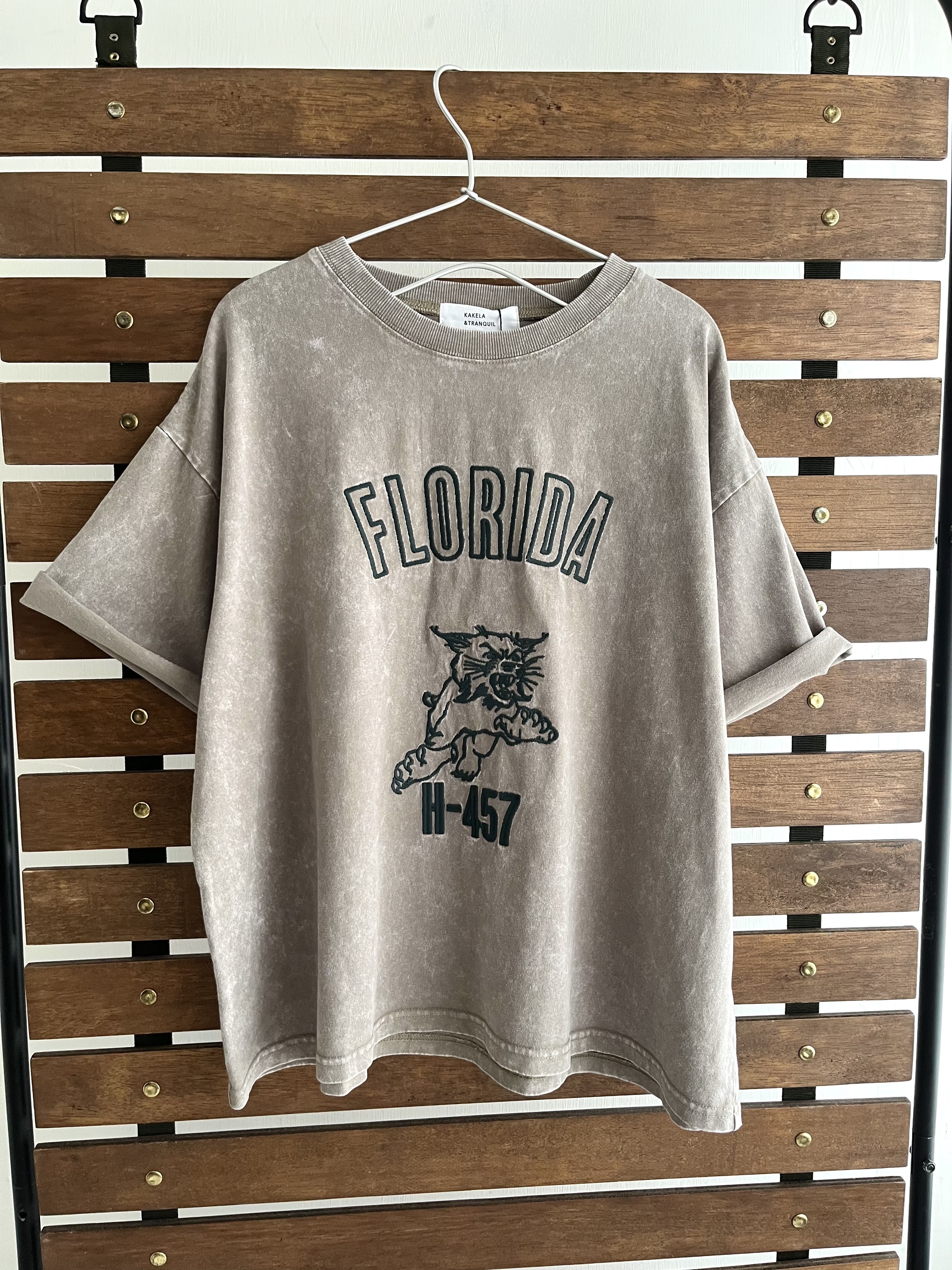 KAKELA & TRANQUIL灰色洗水布刺繡tee