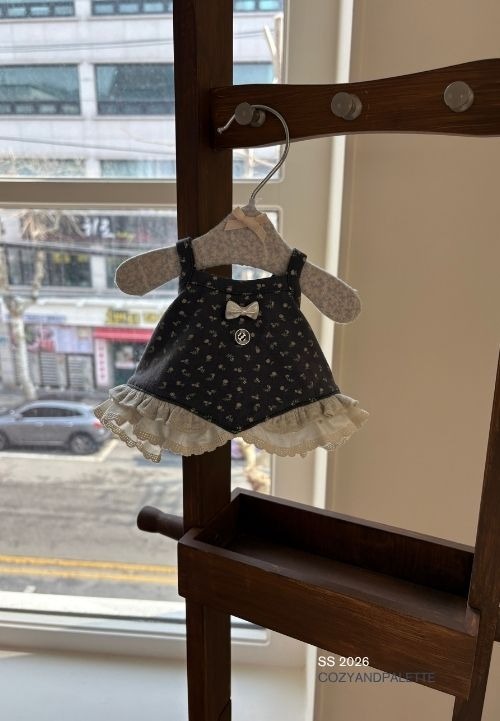 COZY-N 復古懷舊小花V領短版上衣