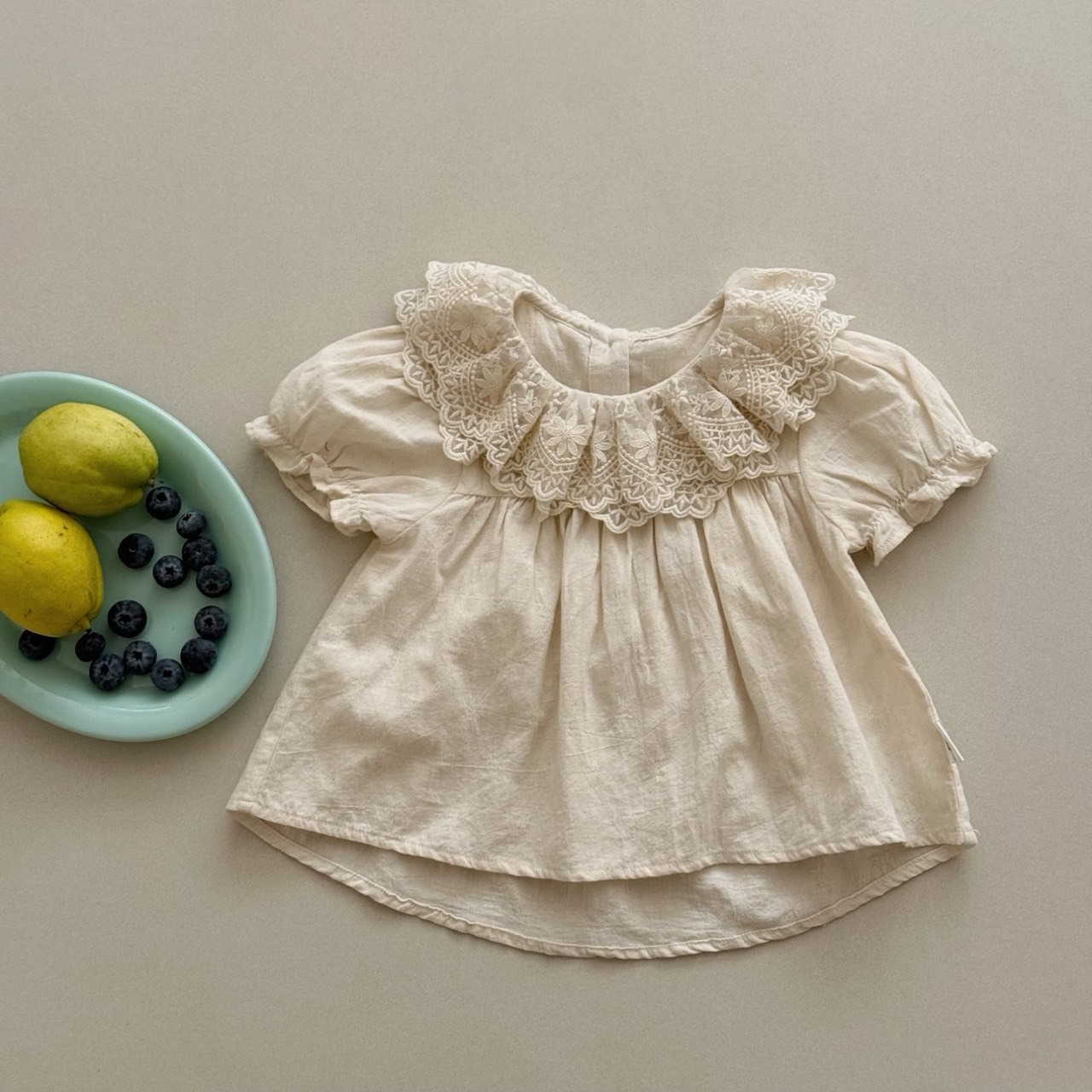 簡約緹花領蓬袖上衣