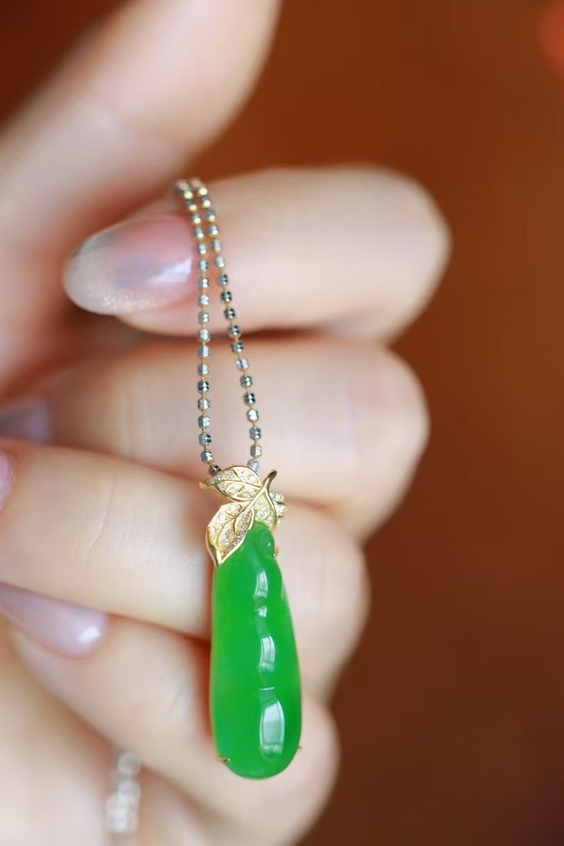 31576 和田玉18K金蘋果綠碧玉福豆