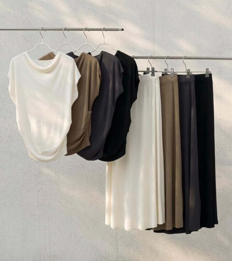 SS12 ( 1 SET) TOP:胸36 長21 / SK: 裙 腰28-44 HIP56 長35.5  $599 (一口價)