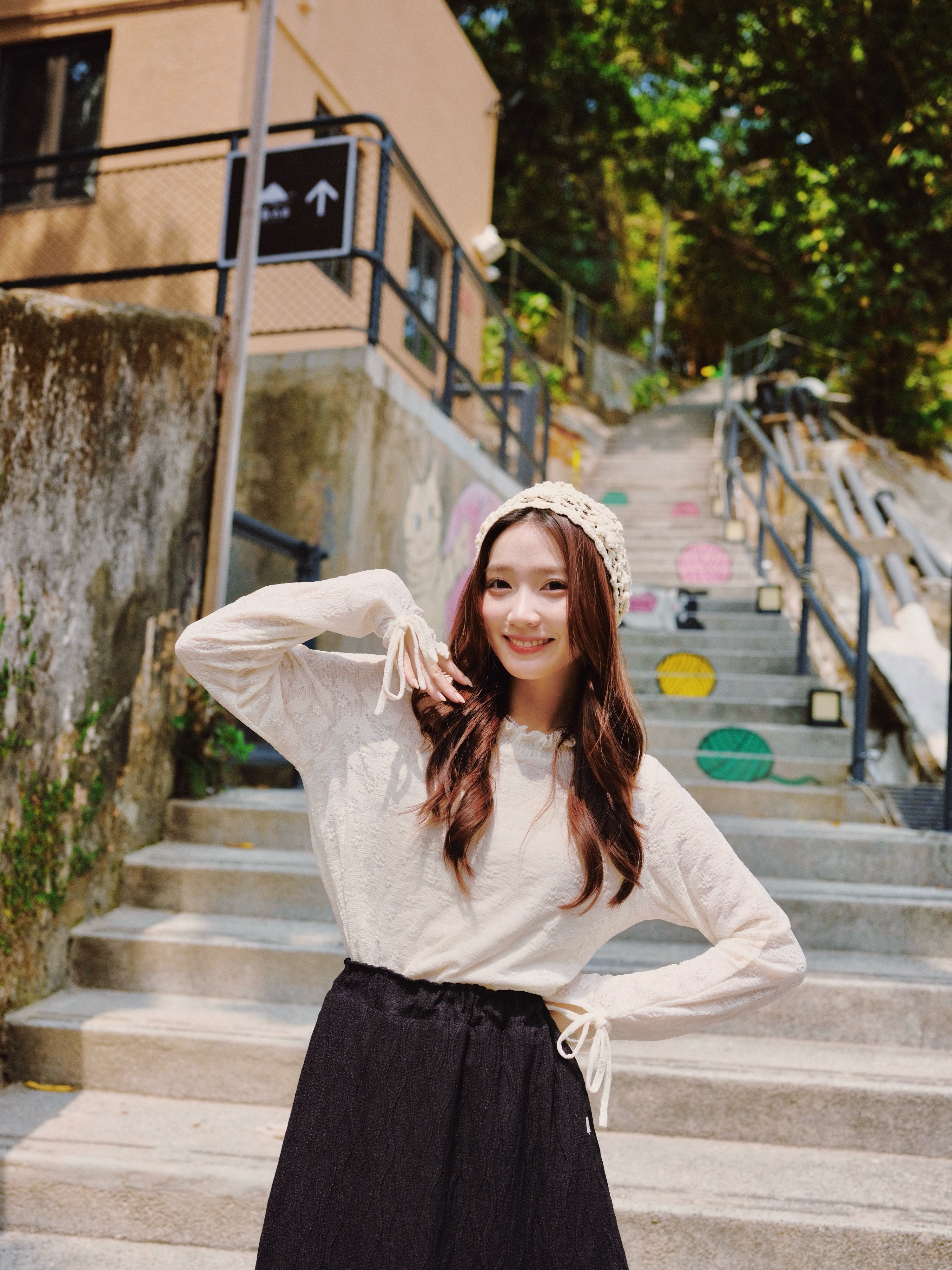 兩色 / 小花蝴蝶結開叉長袖上衣 / Embossed Floral Tie-Sleeve Detail Top