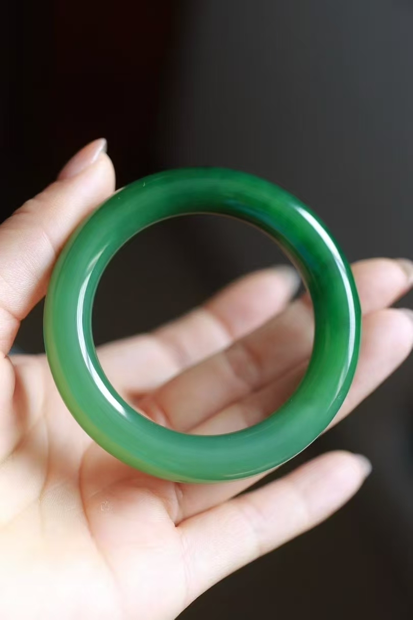 315710 52mm和田玉碧玉白加綠古典胖圓條鐲 (50-52)