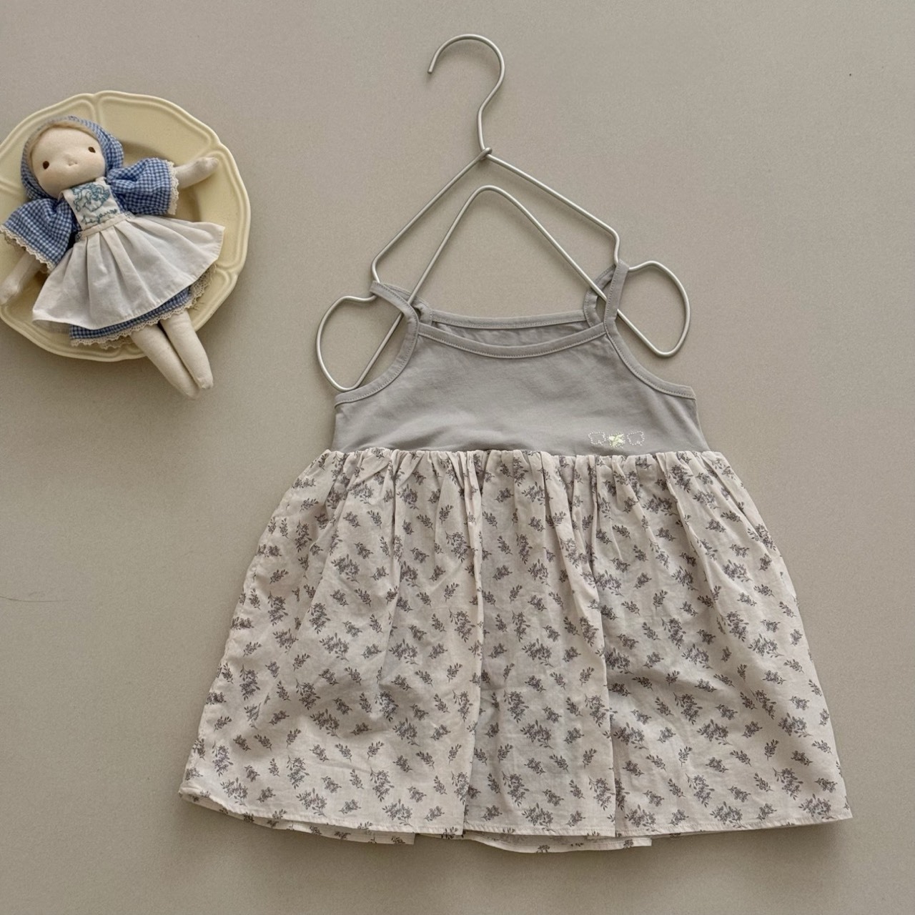 小碎花拼接吊帶裙