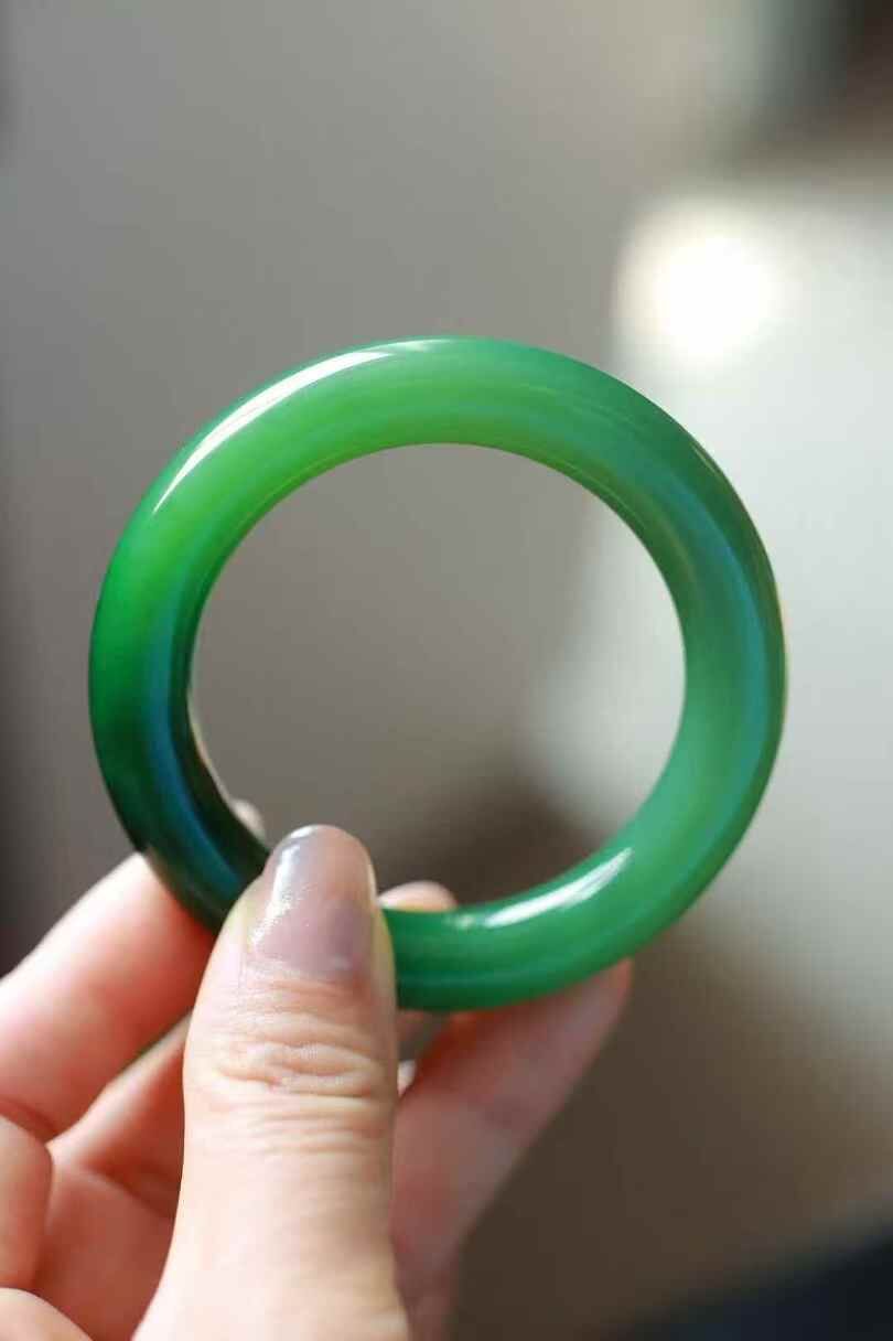 315710 52mm和田玉碧玉白加綠古典胖圓條鐲 (50-52)