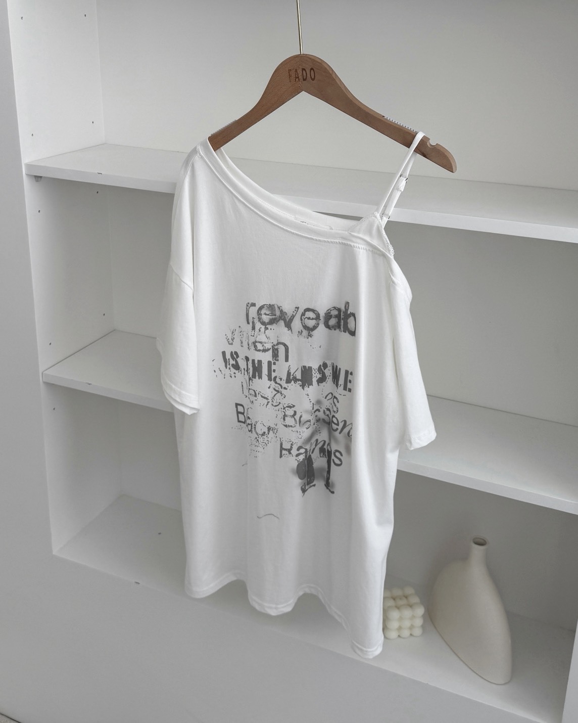 法朵Fado shop｜仿舊字母斜肩蕾絲上衣 0215061 三色