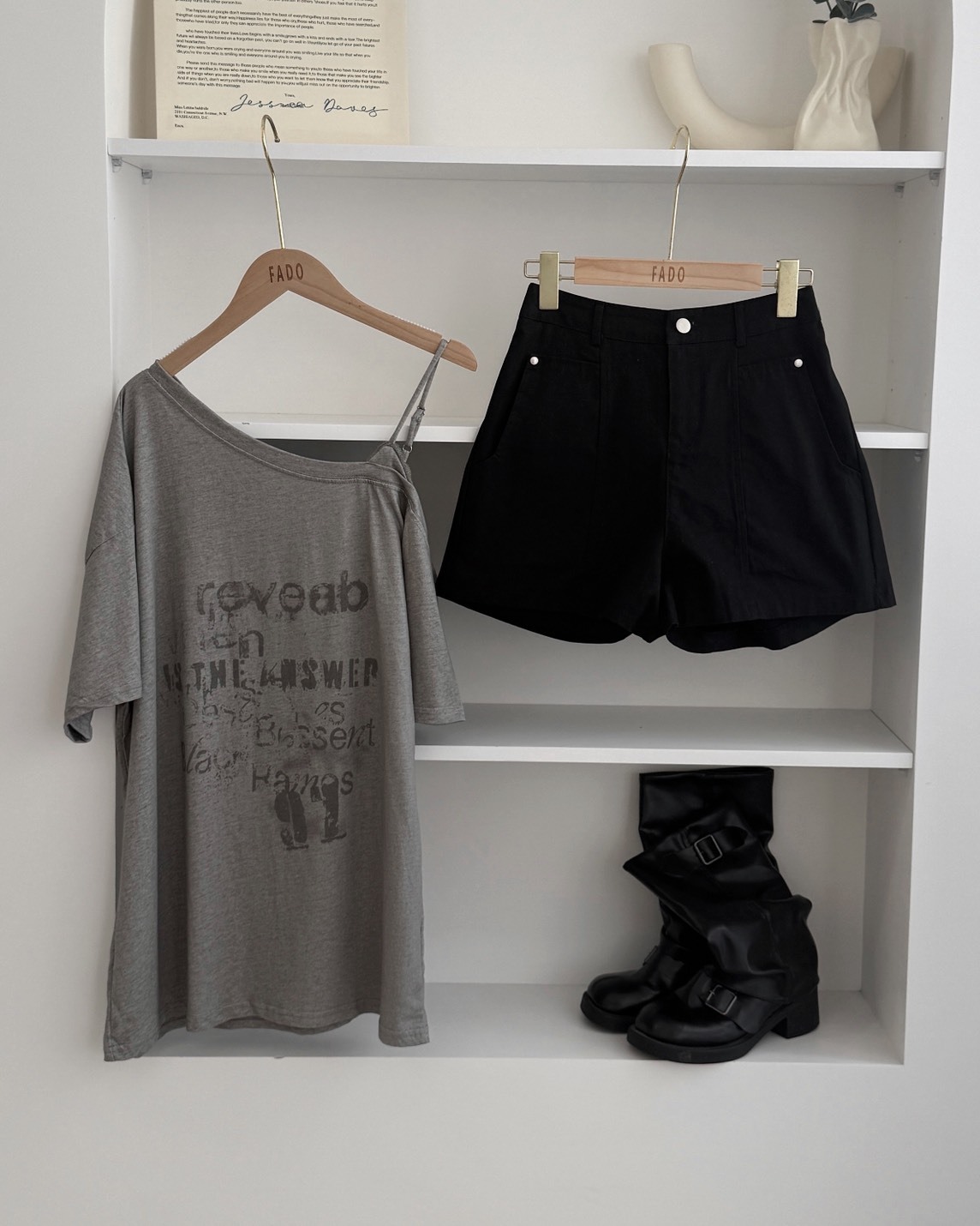 法朵Fado shop｜仿舊字母斜肩蕾絲上衣 0215061 三色