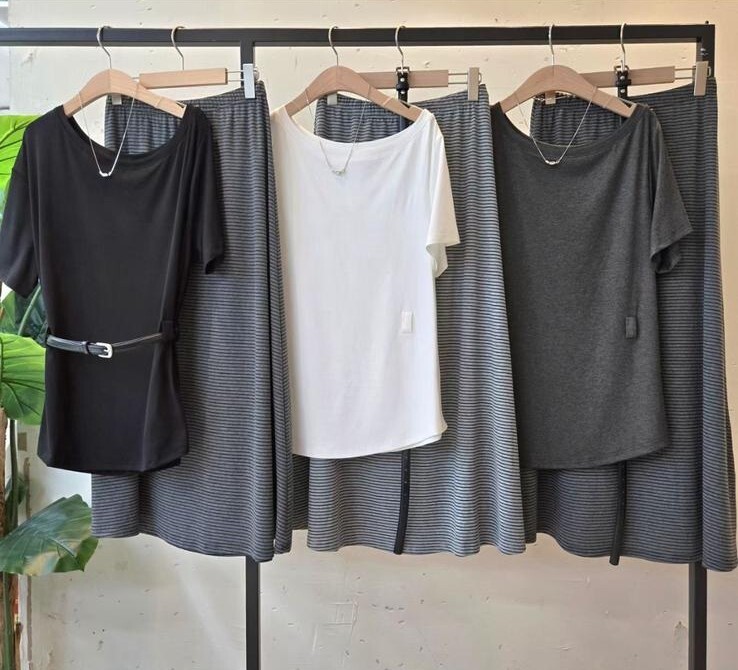 HP15 (1 SET) 上衣:胸45 長25 / 下身: 裙 腰26-45 HIP50長35.5 $499 (一口價)