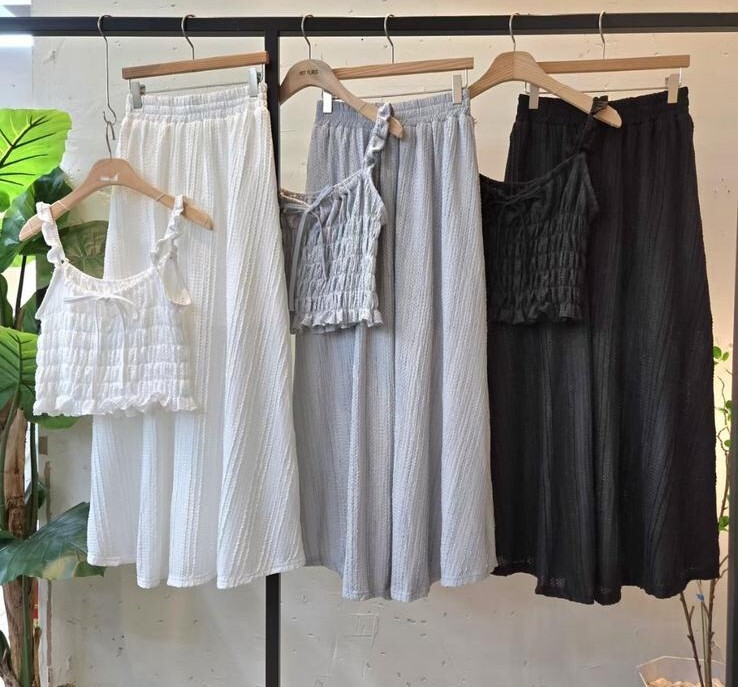 HP17 ( 1 SET) 背心:胸32-42長16 / 下身:腰23-42 HIP50 長37 $529 (一口價)