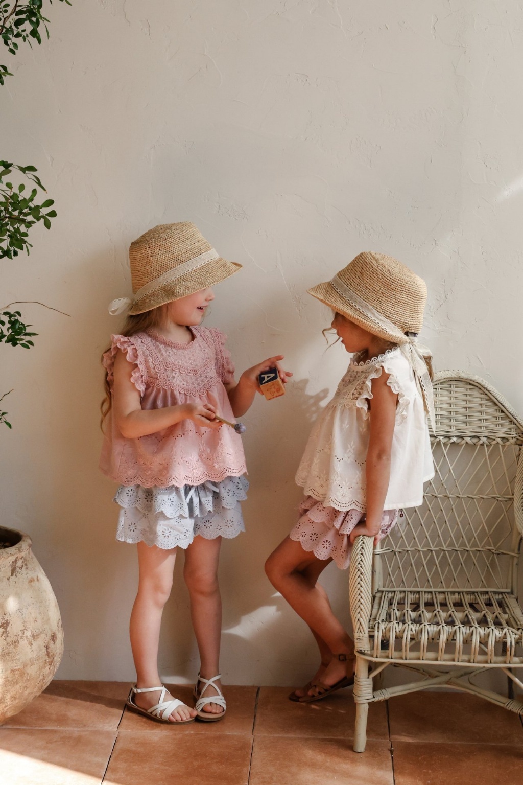 正韓夏Flo 三色絕美雕花上衣