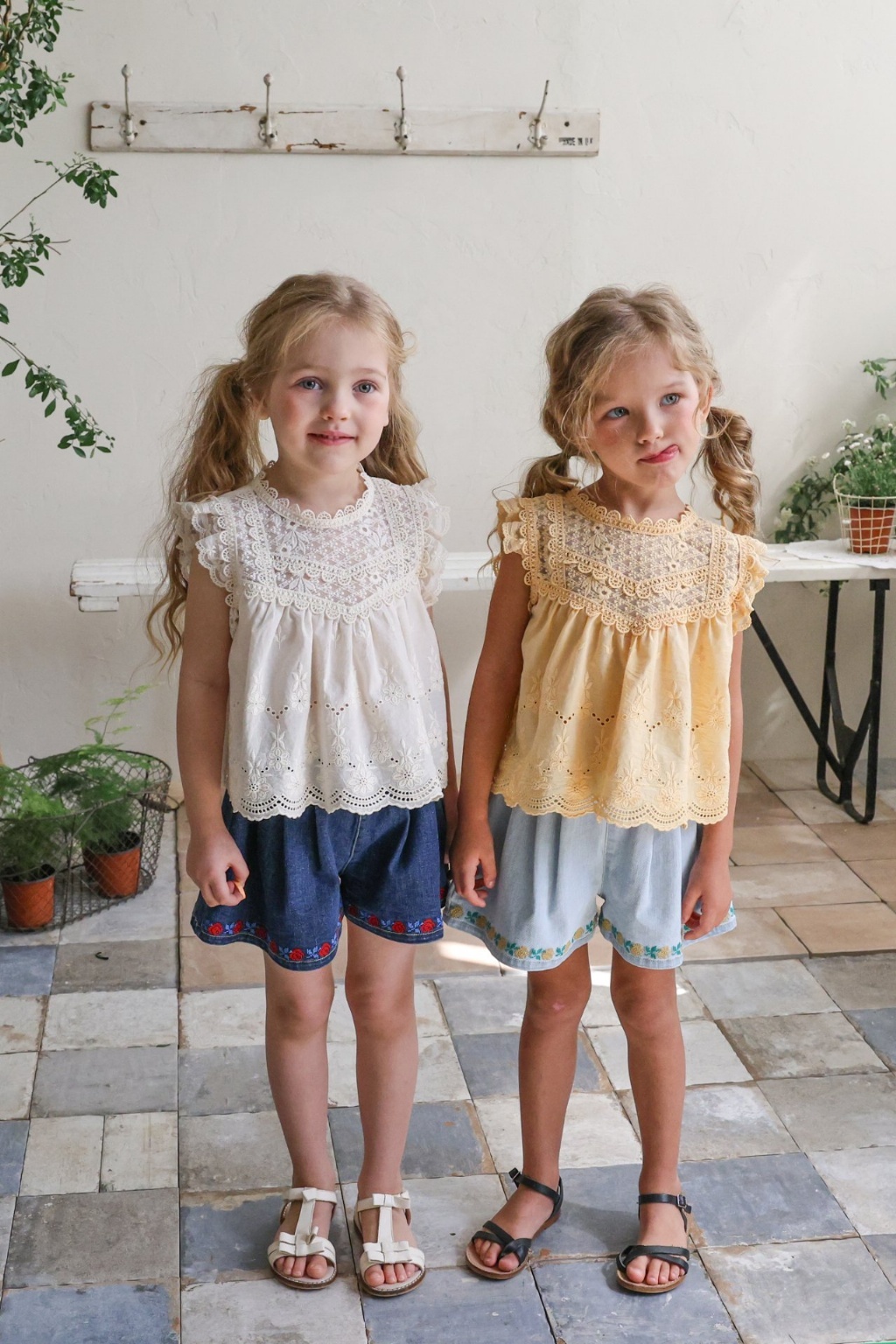 正韓夏Flo 兩色刺繡花a字牛仔短褲