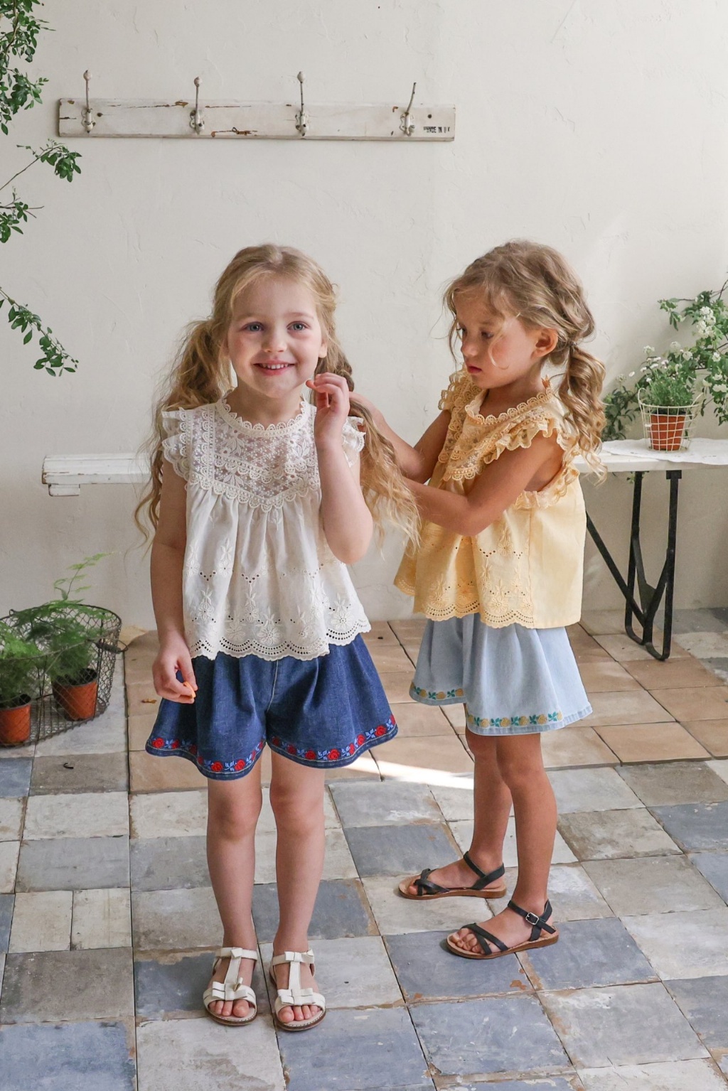 正韓夏Flo 兩色刺繡花a字牛仔短褲