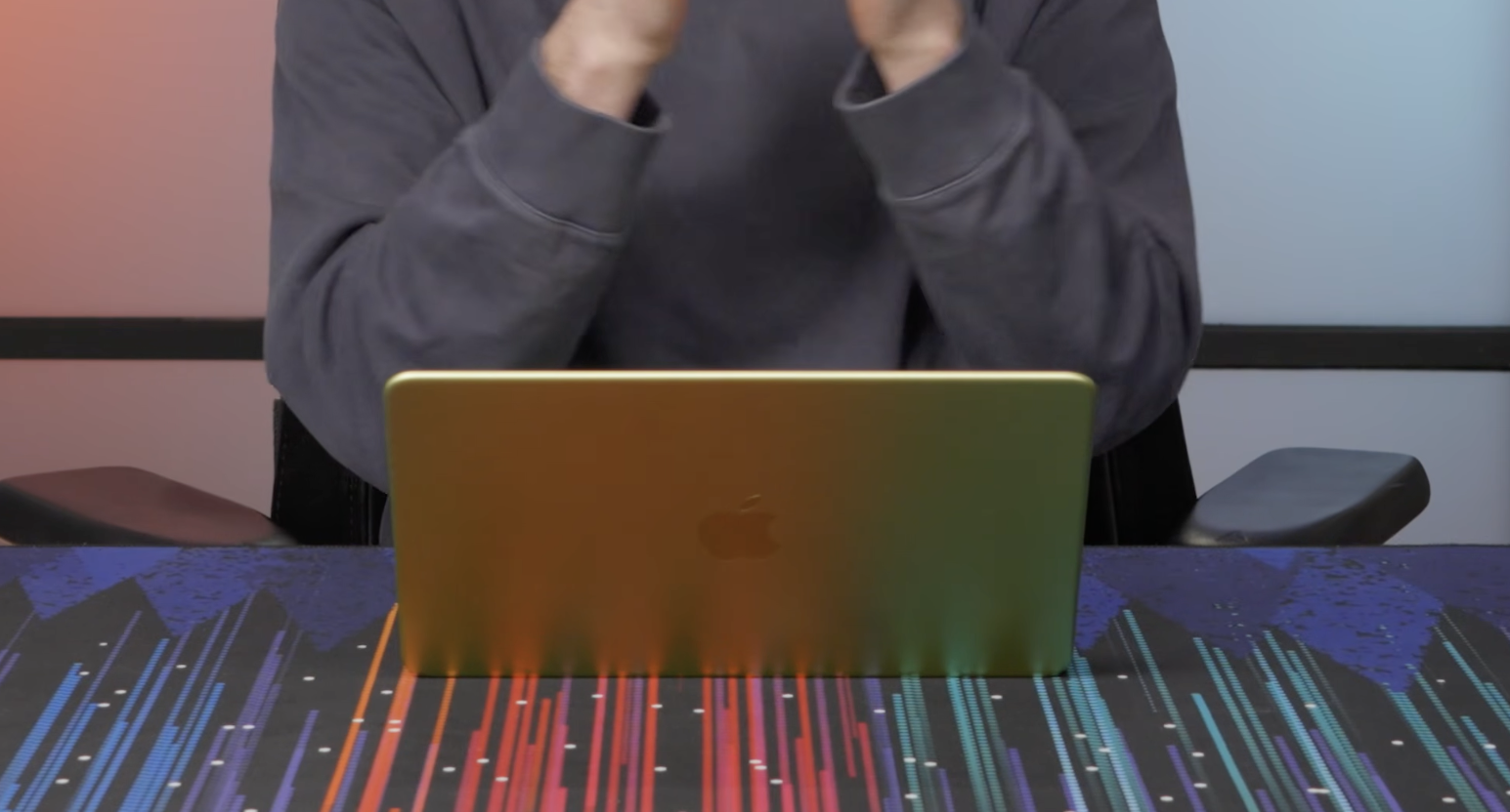 蘋果 MacBook Neo 的鋁合金機身受環境影響呈現的光澤色彩