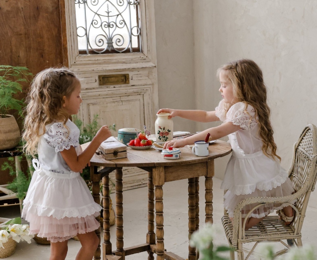 正韓夏Flo 四色雕花娃娃袖上衣