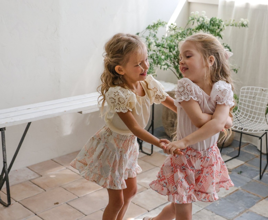 正韓夏Flo 四色雕花娃娃袖上衣