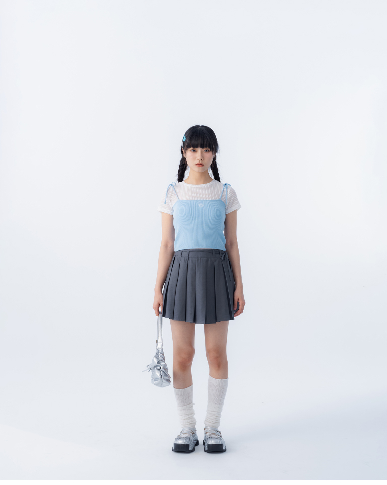 Floral embroidered shoulder strap knit cropped vest, available in three colors.【01099631】in stock+pre-order