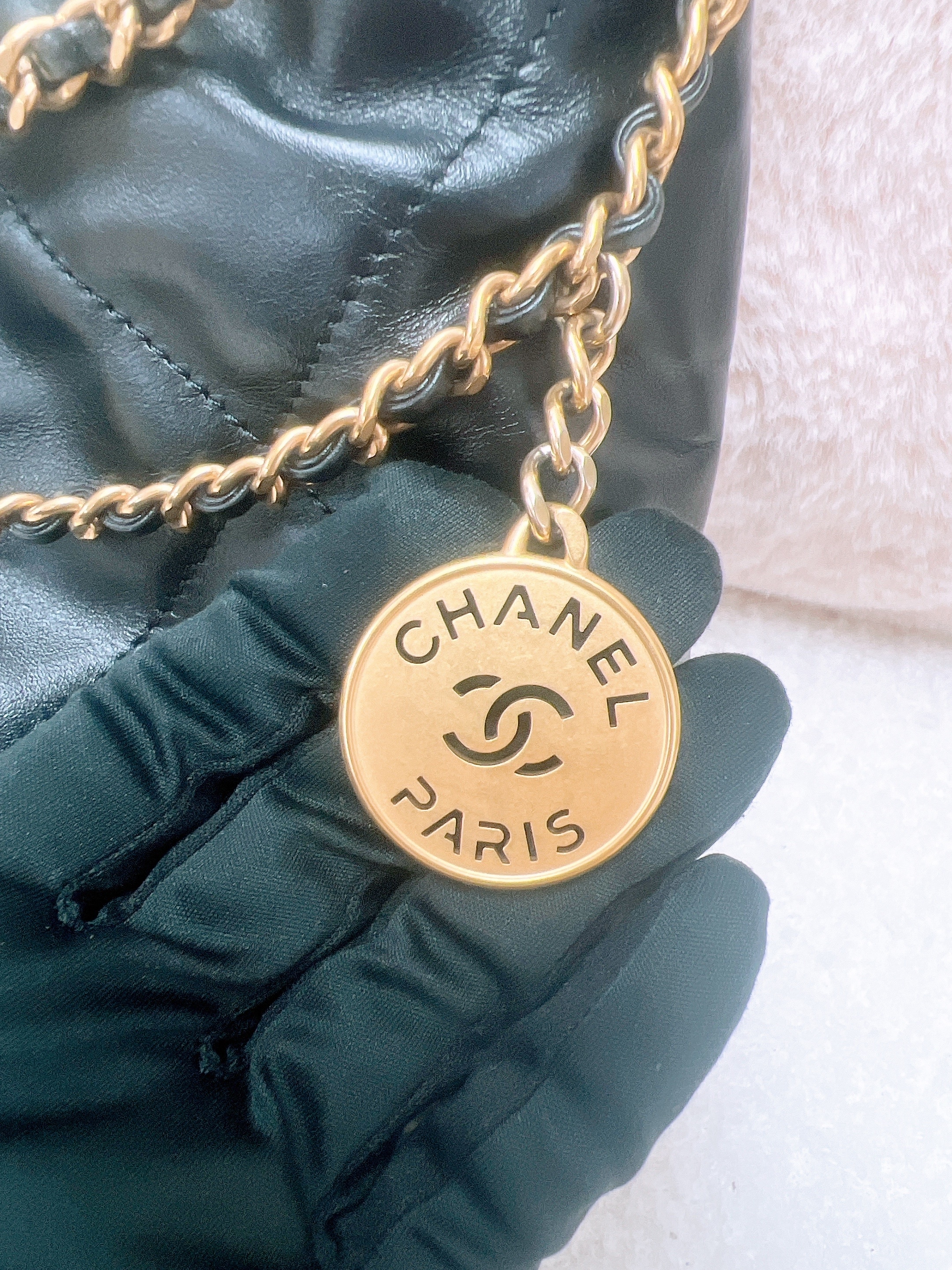 Chanel 22 bag mini (black GHW)