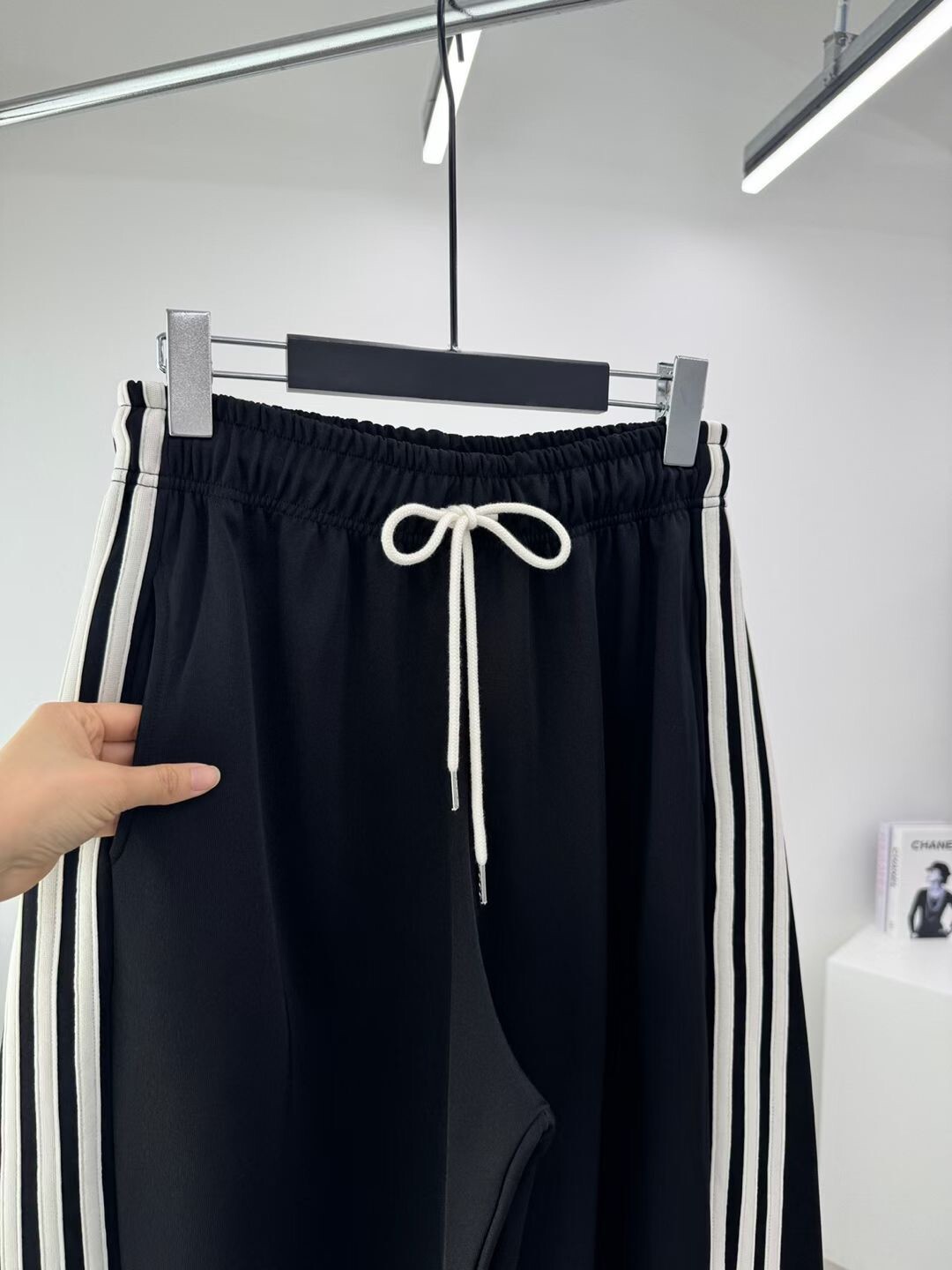 側斜三槓抽繩棉褲