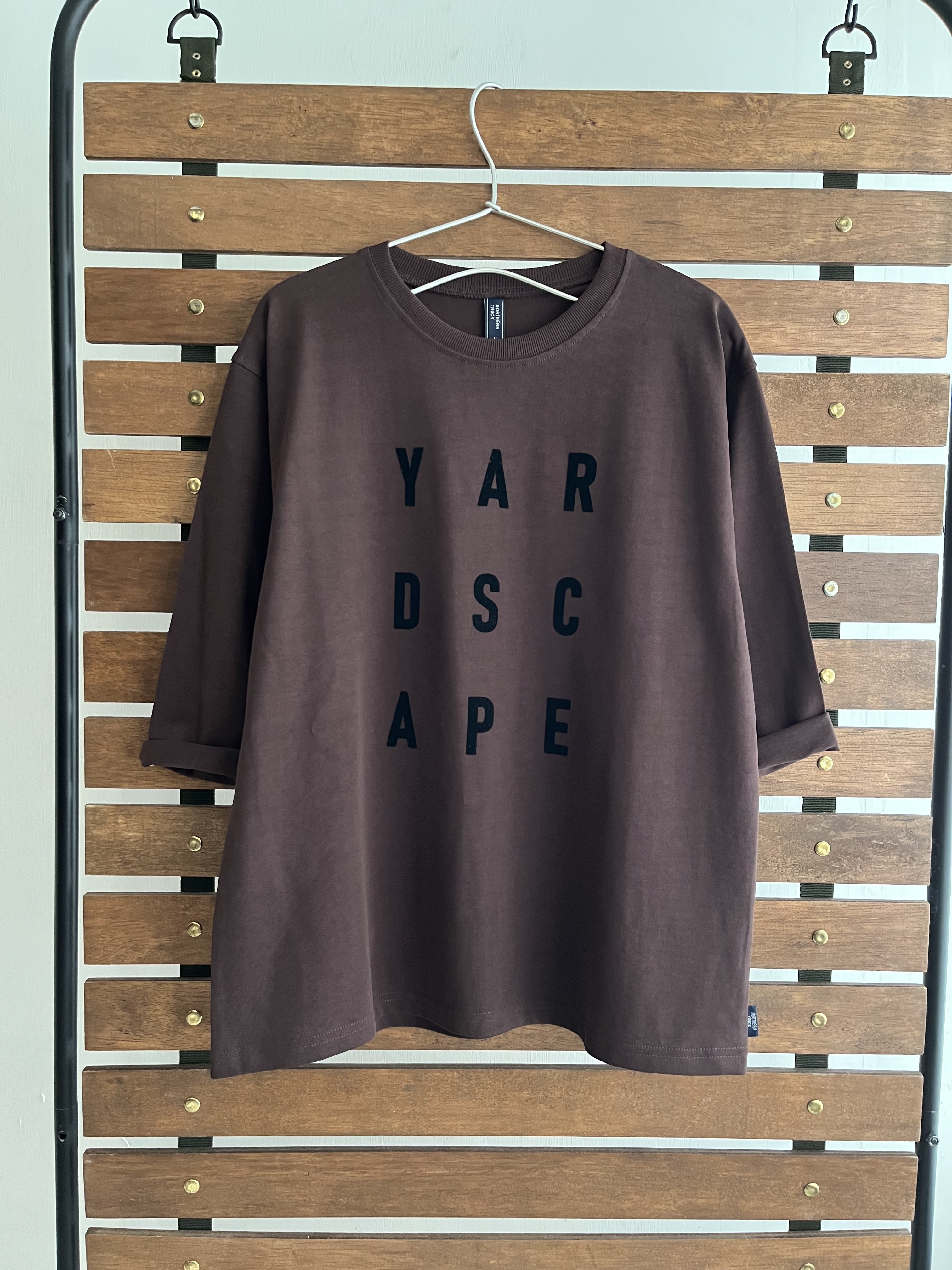 NORTHERN TRUCK啡色圓領立體字tee