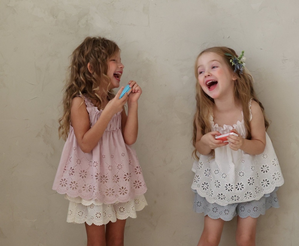 正韓夏Flo 三色浪漫雕花上衣