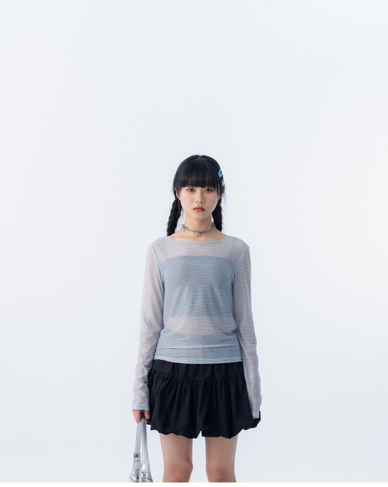 Two-tone striped sheer top, wearable from both front and back, available in two colors.【01099664】in stock+pre-order