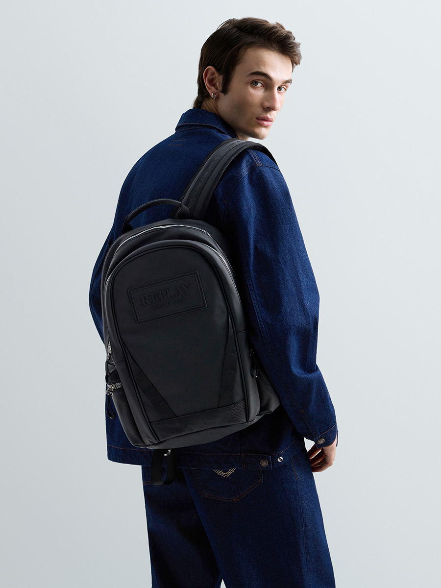 黑色機能性後背包