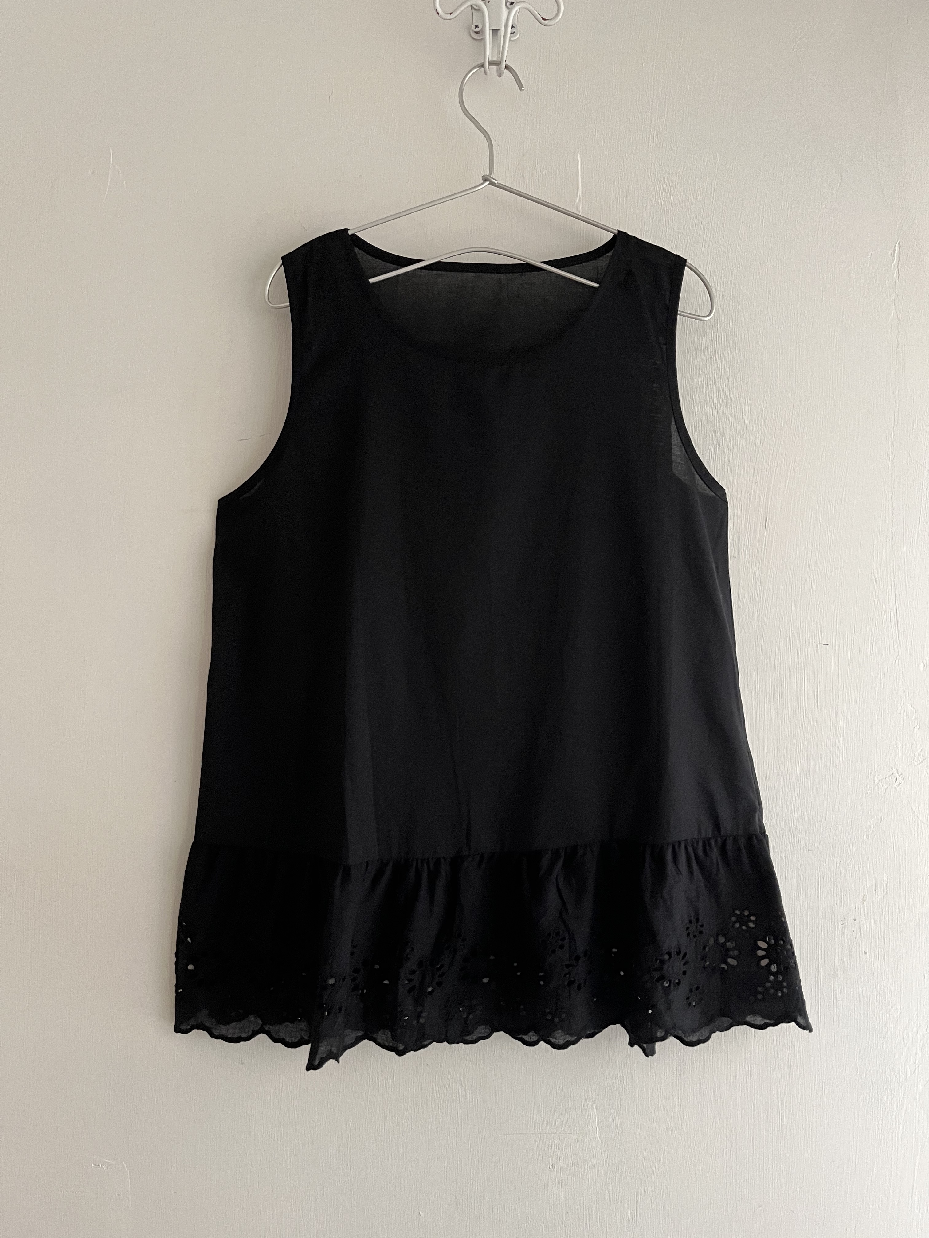 COLORK黑色刺繡通花腳背心