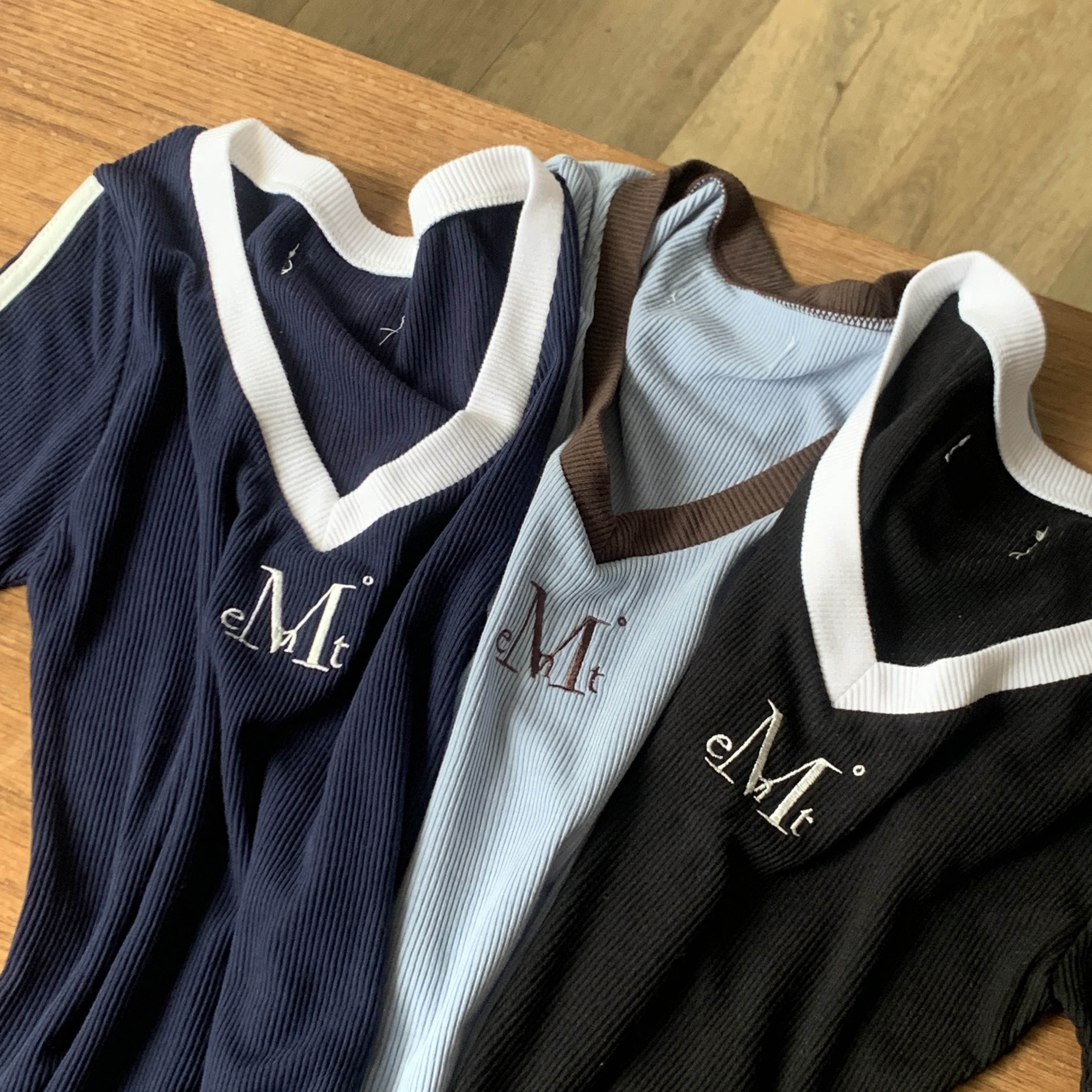 🇰🇷韓國 MUCENT 經典Logo V領 條紋短版上衣(3colors)