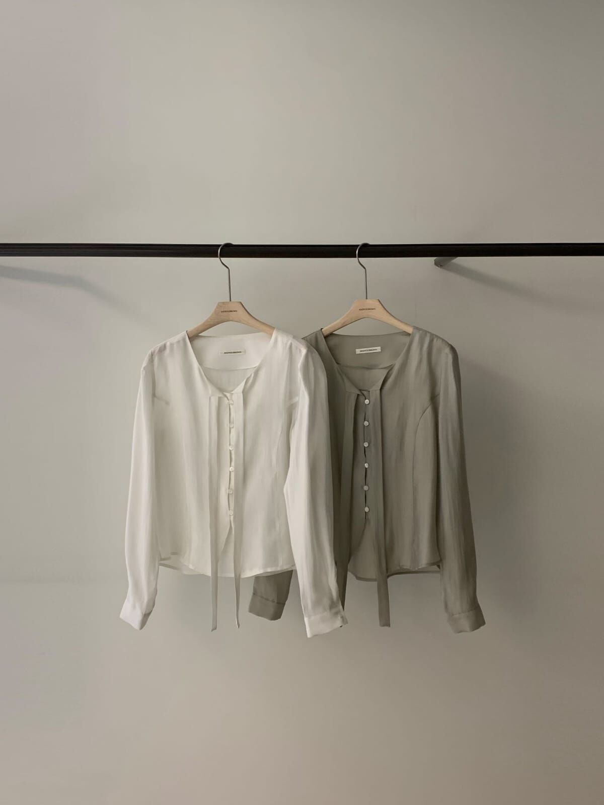 AY6008 柔光領巾鈕扣上衣