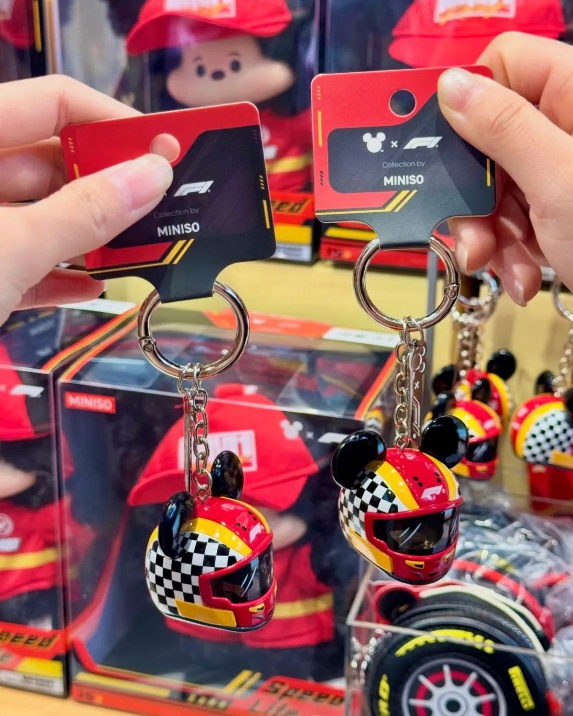 【逢甲 FUZZY】國外限定 Disney x F1 米奇 賽車頭盔 迪士尼 安全帽 吊飾 鑰匙圈