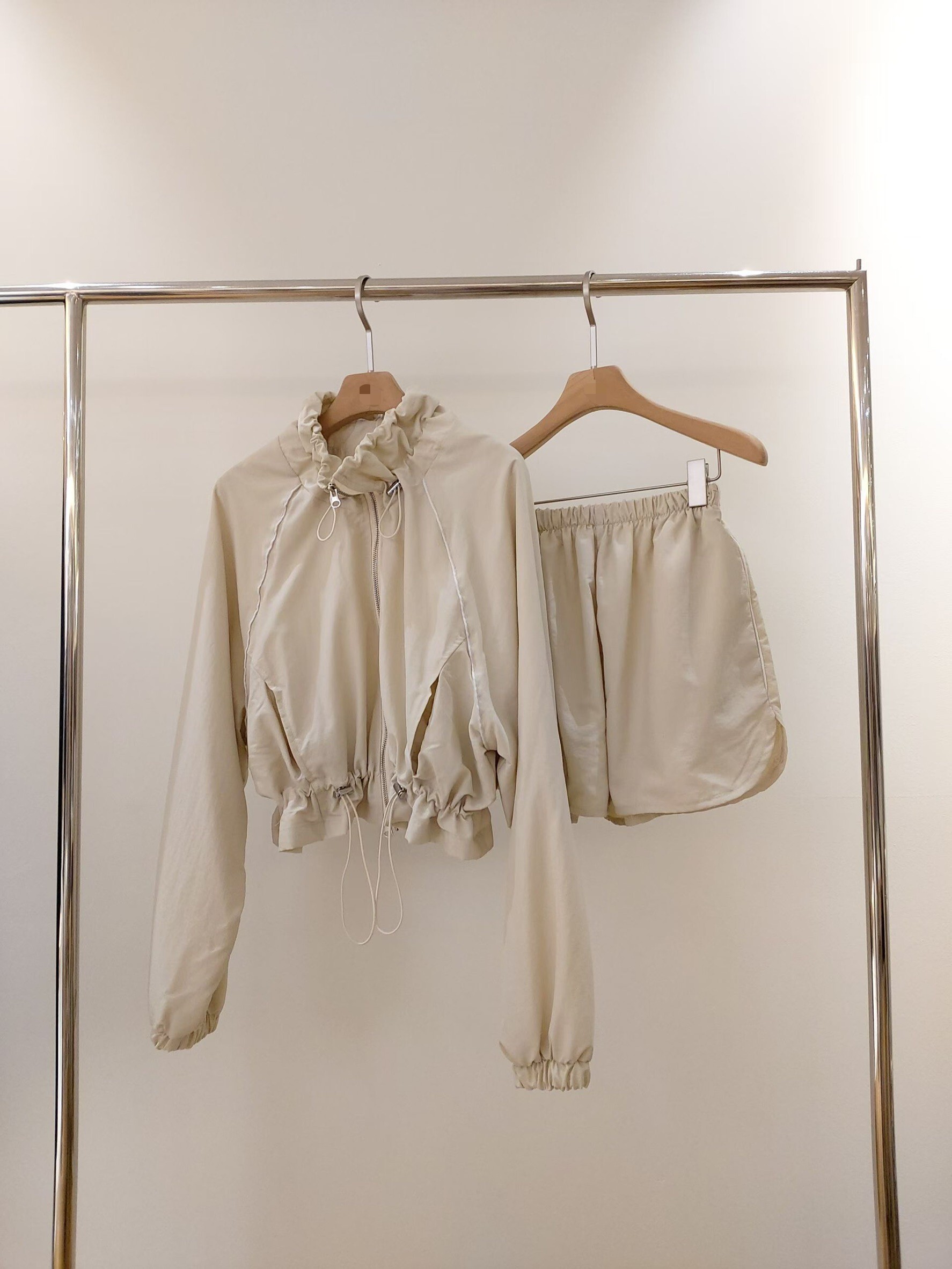 立領抽繩涼感防風夾克