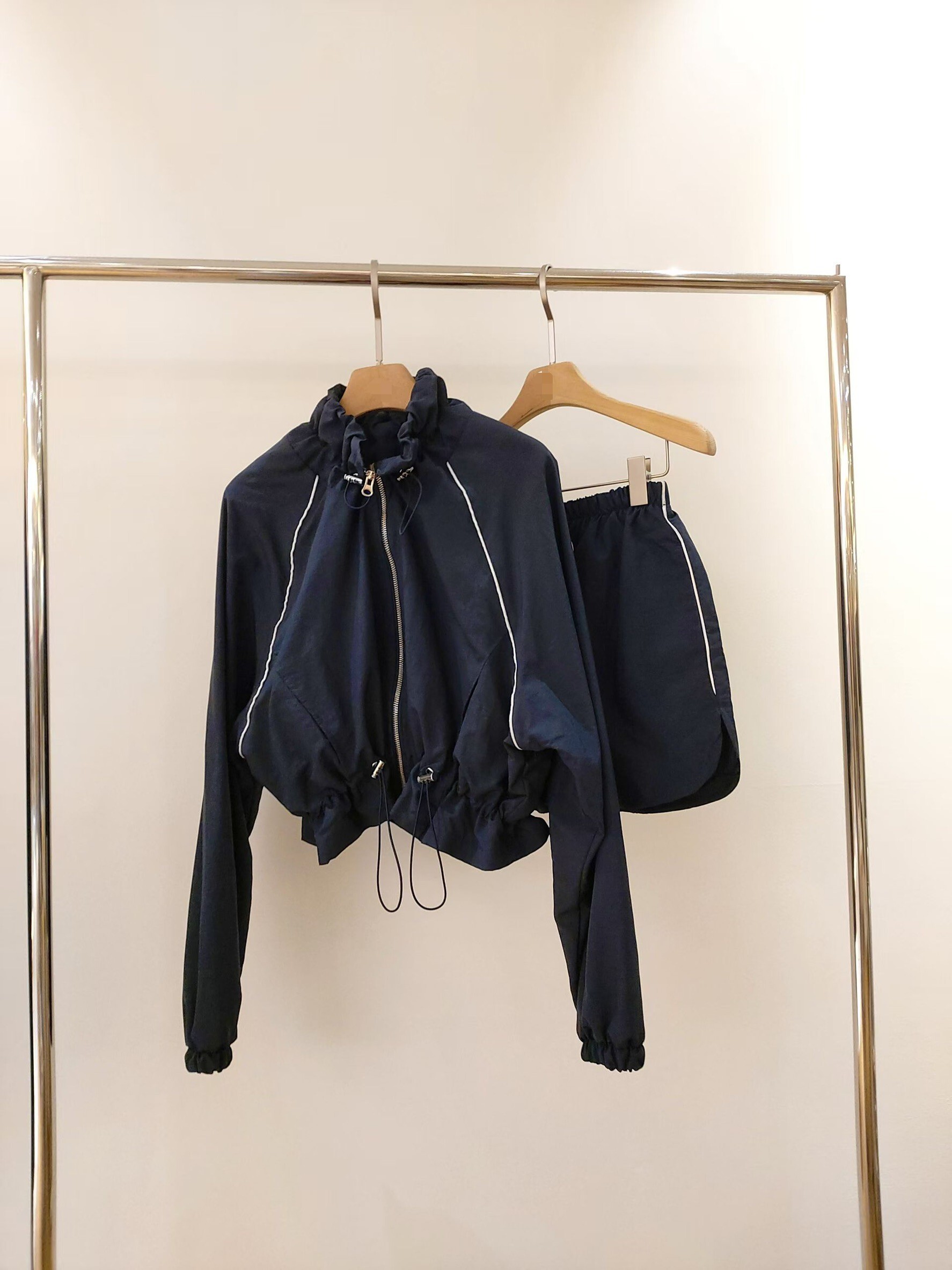 立領抽繩涼感防風夾克