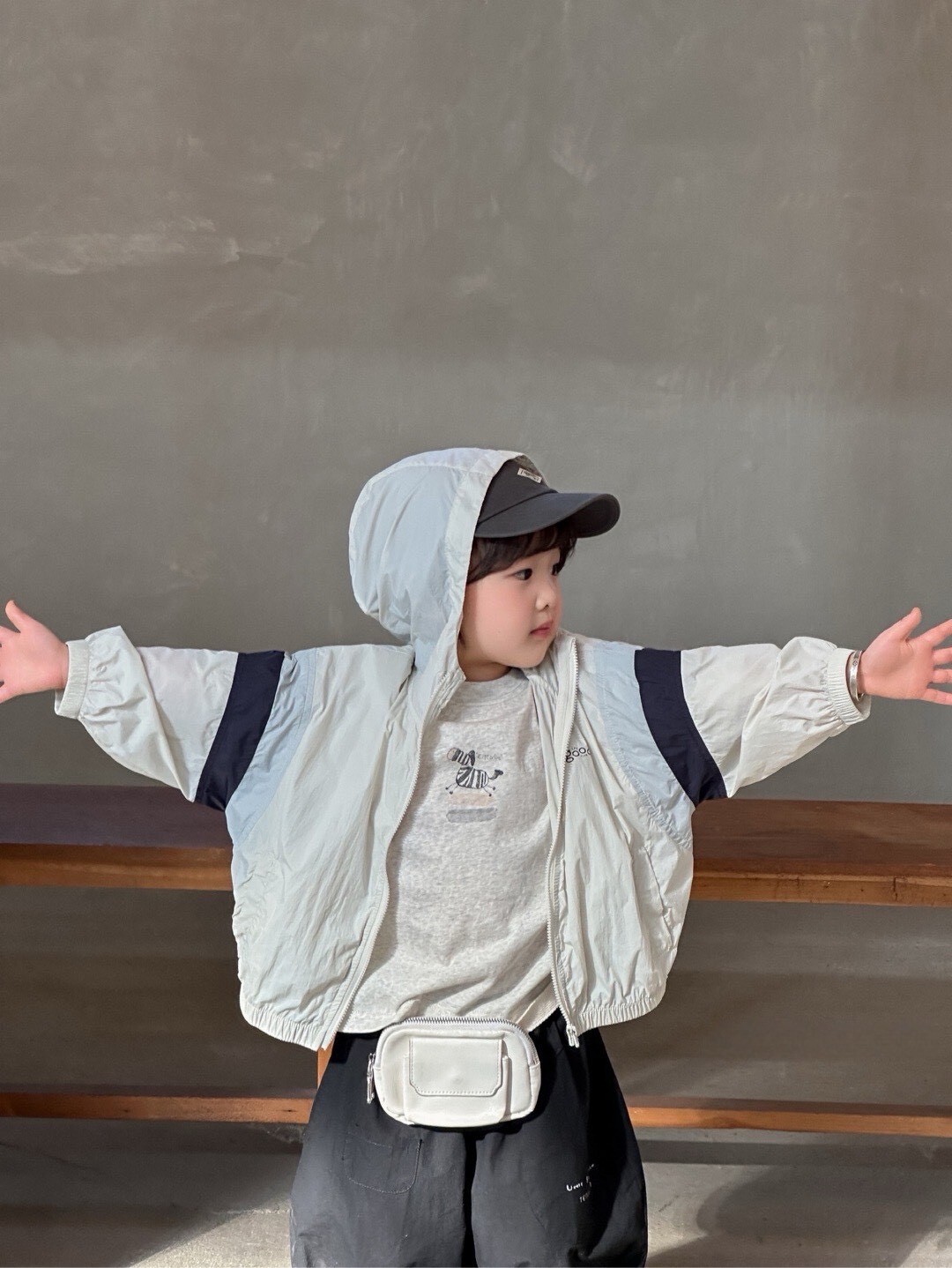 風裡的小男孩外套