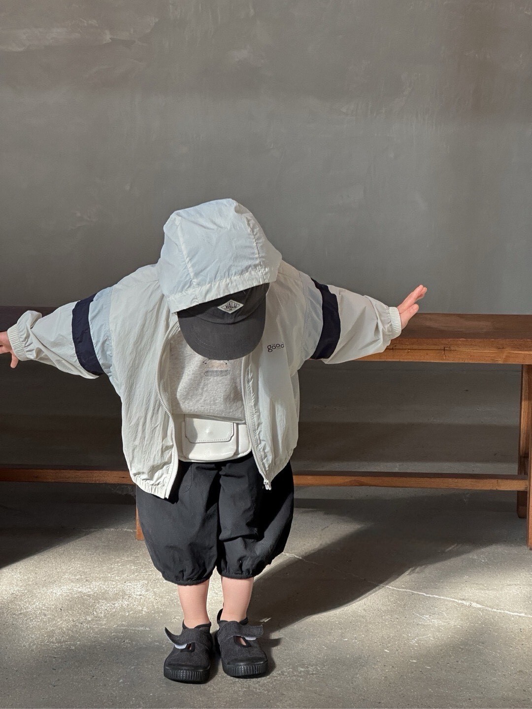 風裡的小男孩外套