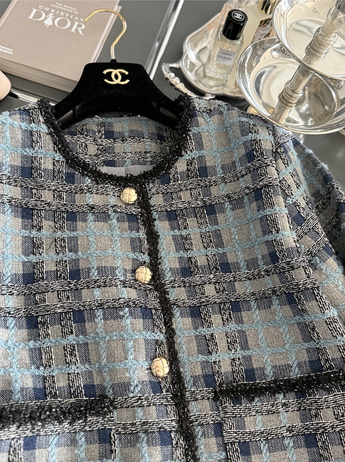 氣質感藍線配色格紋圓領排釦小香外套