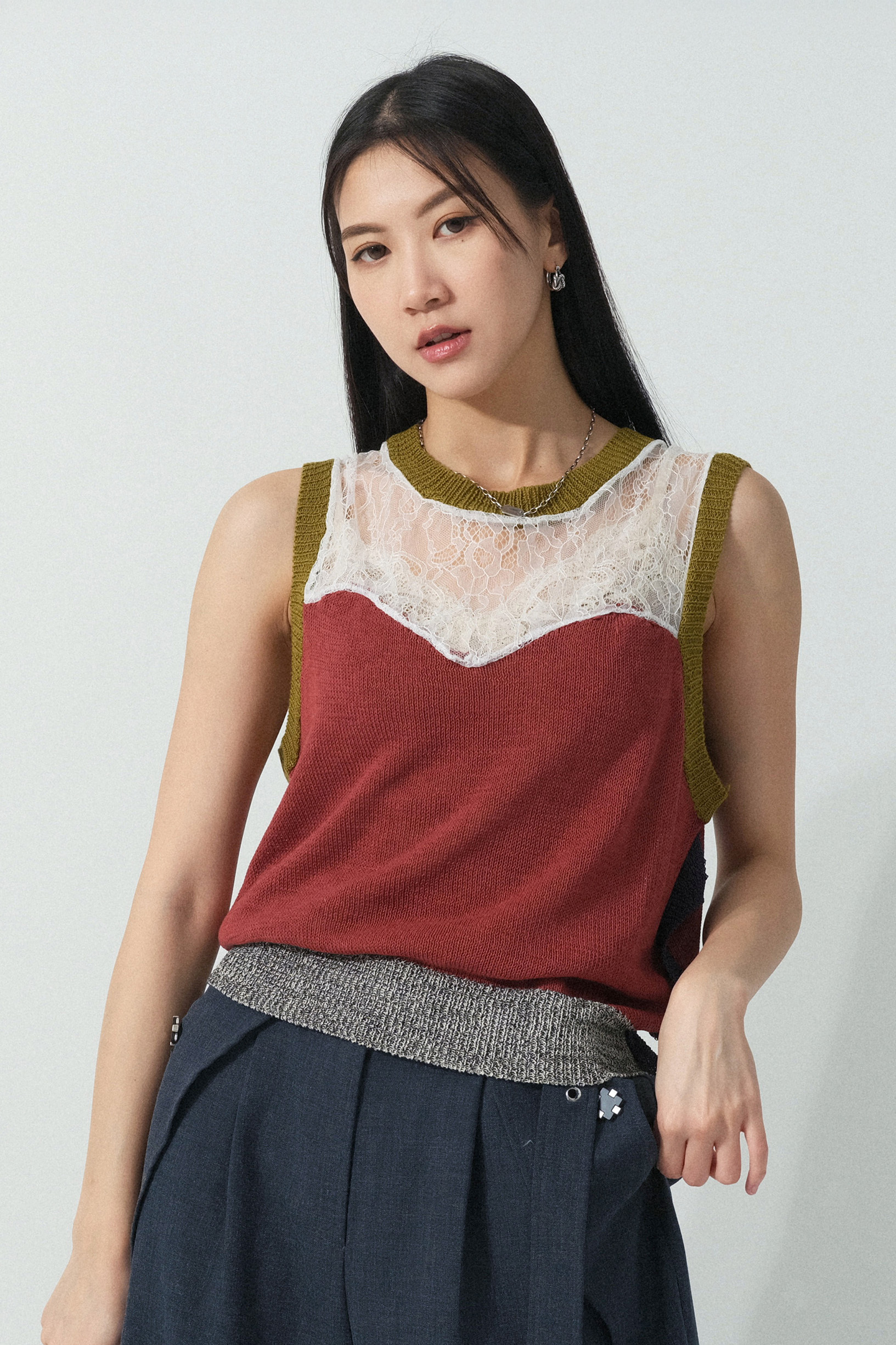 蕾絲領撞色針織上衣  (預購產品）