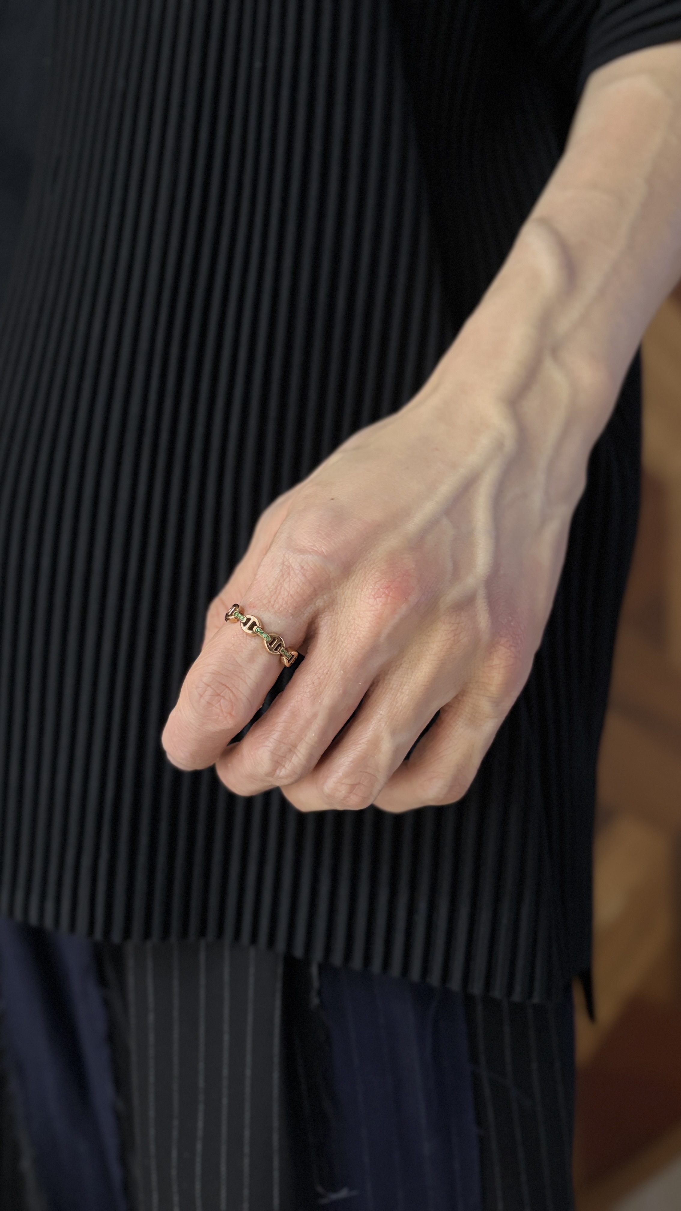 HB002 18K ROSE GOLD WITH EMERALD DAME TRI LINK RING