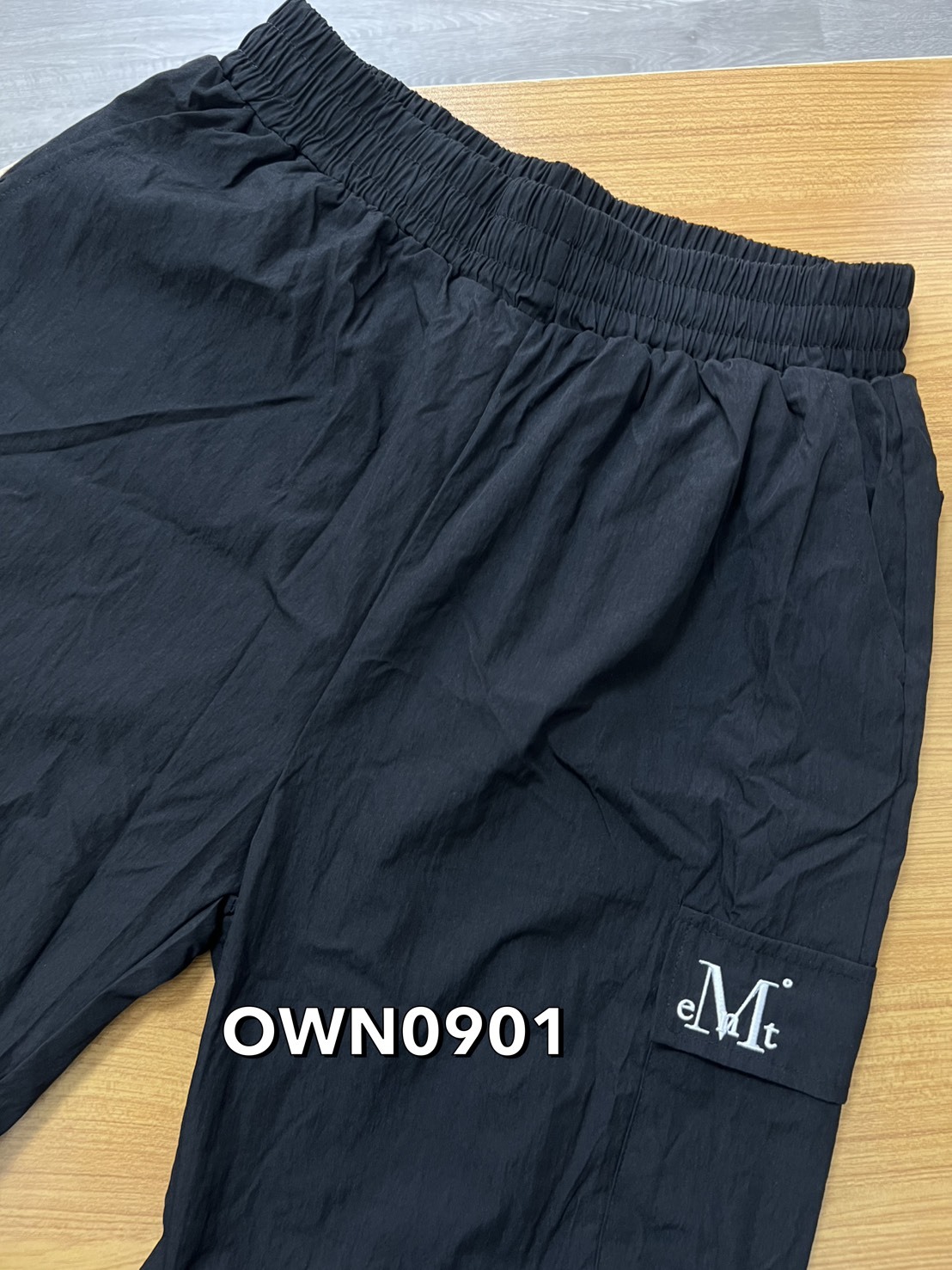【OWN】MUCENT 休閒 長褲 尼龍 降落傘 抽繩 縮口 束口褲 單一尺寸 Oversize 黑色 刺繡